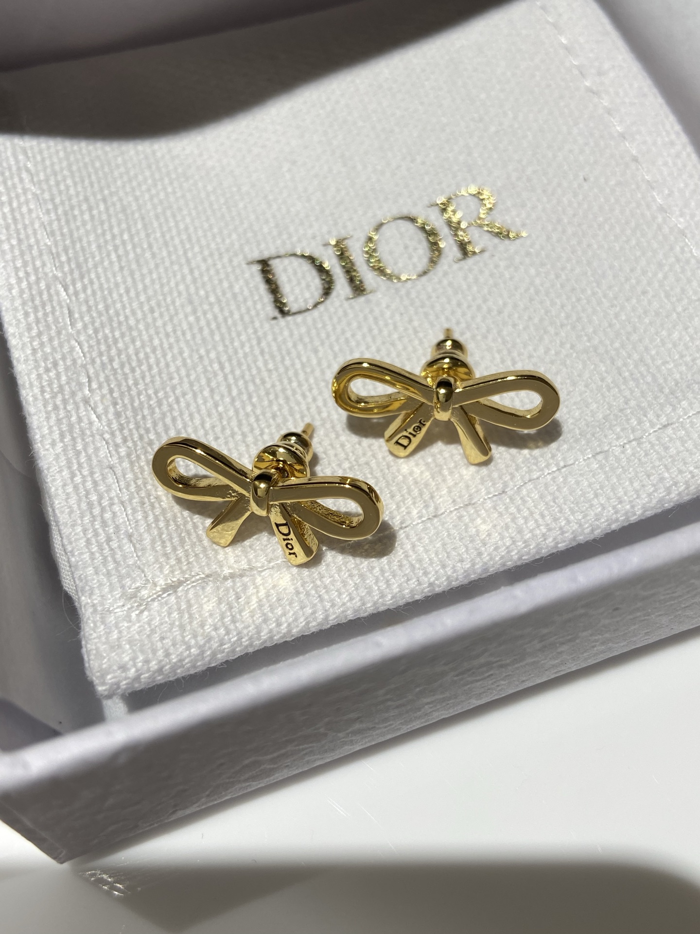 NO:816612,88150,D 26 new style small bow earrings Z!  It is really the ceiling of the gentle world. The golden bow, the small knotted design and the black logo embellishment!  Combining gentleness and delicacy, it is simple and elegant. It can be perfectly controlled when commuting to the workplace or on a date. It is the kind of long-lasting beauty that can withstand careful attention. Cartier high-end jewelry1986090988150,D 26新款 小号 蝴蝶结 耳钉 Z ！ 真的是温柔界的天花板 金色蝴蝶结,小小的打结设计加上黑色logo点缀！把温柔与精致拿捏 简约大气,通勤职场还是约会小聚,它都能完美驾驭是那种经得起细品的长久美丽,,卡迪亚高端饰品,Jewelry