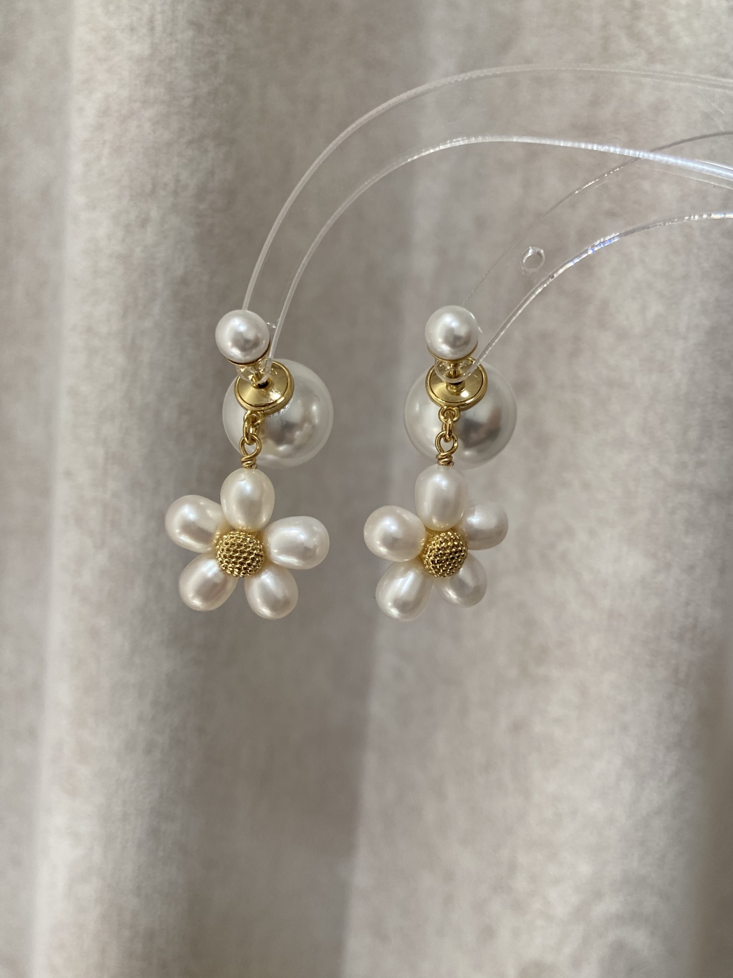 NO:857083,88200 [D Natural Bead Flower Double Bead Stud Earrings] Z, you must buy this series, the latest and most beautiful series of 2026 spring and summer is available online for the first time. At first glance, it feels like it is a hit!  Every natural pearl!  The shape and texture of each one are unique!  The very plump and chubby design is so cute!  So perfect for summer!  It's very exquisite at first glance, especially high-end and beautiful with high-end texture. It's the first choice for daily commuting!  A must-have item, super versatile, highly recommended, treasures must keep it!  ,,Cardia high-end jewelry1986090988200【D 天然珠花朵双珠耳钉】 Z ,一定要买系列,2026春夏最新款绝美系列全网首发现货,第一眼看上去的感觉就是它是个爆款！颗颗天然珍珠！每一颗的形状纹路都是独一无二的！非常饱满胖嘟嘟的设计太可爱啦！太适合夏日气息了！一眼心动非常精致,特别高级超美且自带高级质感,日常通勤搭配首选！必入单品,超级百搭,十分推荐宝们一定要留！,,卡迪亚高端饰品,Jewelry