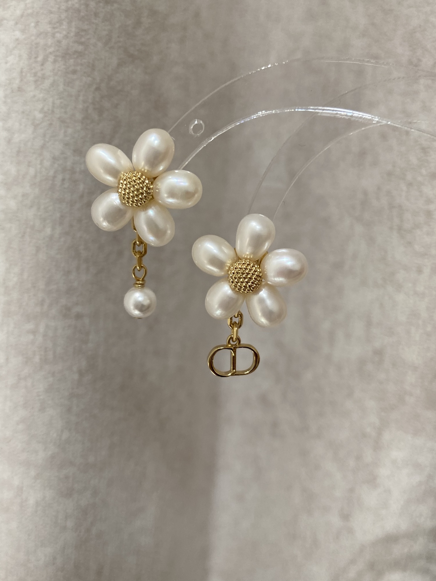 NO:857030,88190 [D Natural Bead Flower Hanging CD Bead Stud Earrings] Z, you must buy the series, the latest and beautiful series of 2026 spring and summer is available for the first time on the whole network. At first glance, I feel that it is a hot item!  Every natural pearl!  The shape and texture of each one are unique!  The very plump and chubby design is so cute!  So perfect for summer!  It's very exquisite at first glance, especially high-end and beautiful with high-end texture. It's the first choice for daily commuting!  A must-have item, super versatile, highly recommended, treasures must keep it!  ,,Cardia high-end jewelry1986090988190【D 天然珠花朵吊CD珠耳钉】Z ,一定要买系列,2026春夏最新款绝美系列全网首发现货第一眼看上去的感觉就是它是个爆款！颗颗天然珍珠！每一颗的形状纹路都是独一无二的！非常饱满胖嘟嘟的设计太可爱啦！太适合夏日气息了！一眼心动非常精致,特别高级超美且自带高级质感,日常通勤搭配首选！必入单品,超级百搭,十分推荐宝们一定要留！,,卡迪亚高端饰品,Jewelry