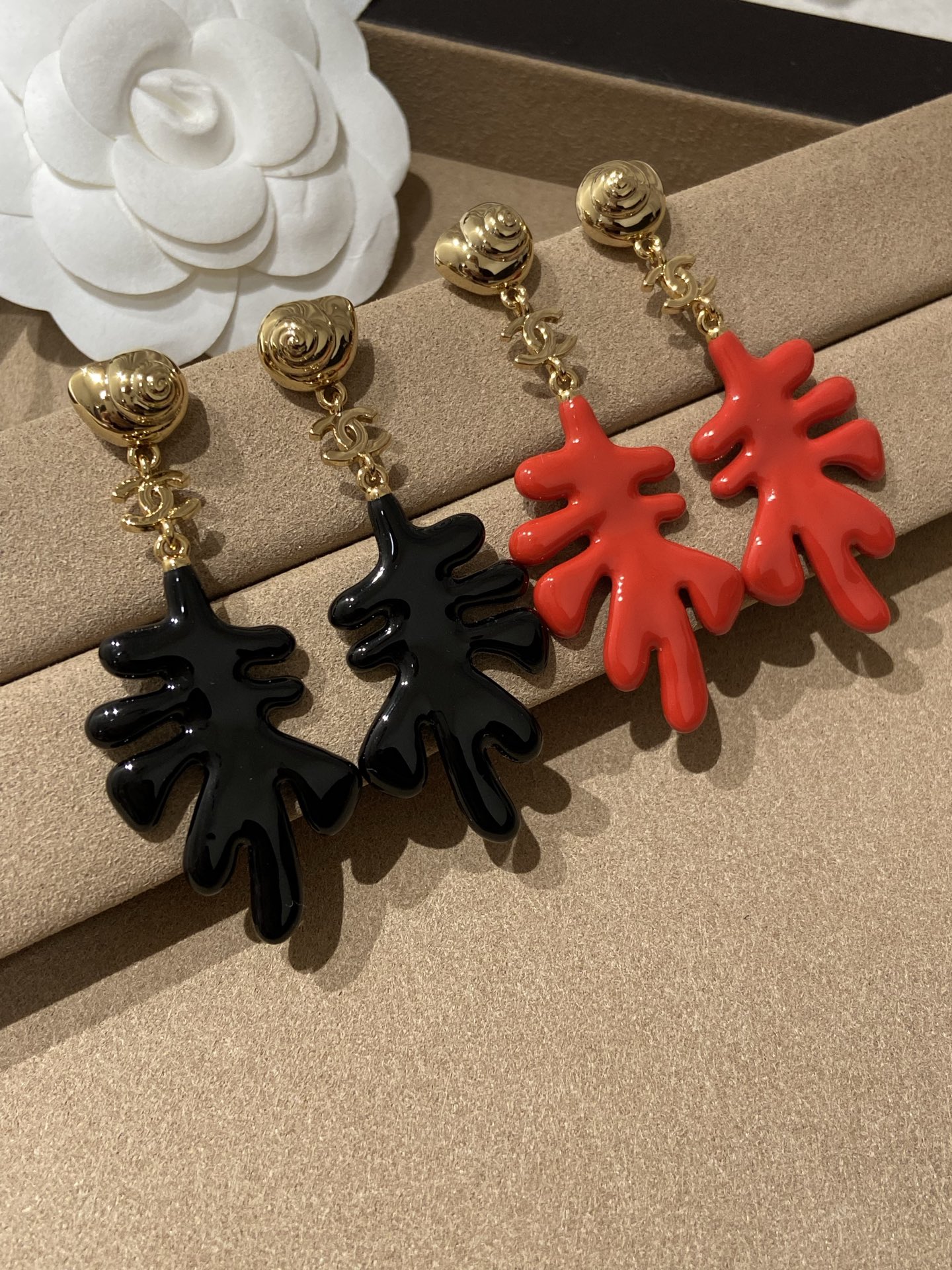 NO:857139,88260, Earrings/Ear Clips CH 26 Red and Black Coral Conch Earrings Purchased by Z. Super beautiful!  Fashionista’s favorite!  Enamel, copper gold plating material-,,earrings,gold plating,Cardia high-end jewelry1986090988260,耳环/耳夹 CH 26 红黑珊瑚 海螺 耳环 Z购入 超美！时髦精最爱！ 珐琅,铜镀金材质-,,earrings,gold plating,卡迪亚高端饰品,Jewelry