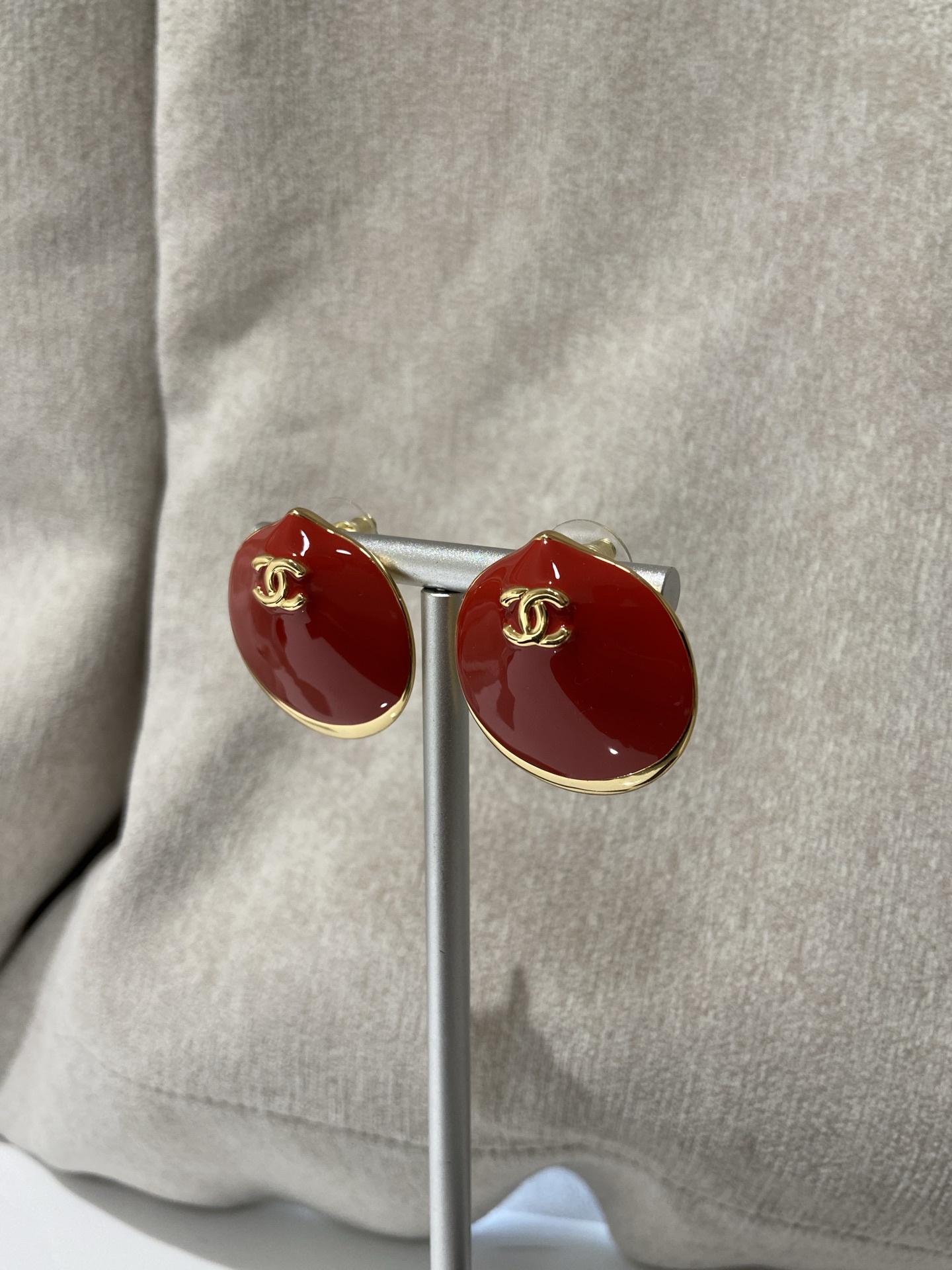 NO:857542,88230, CH 26 new orange and black shell enamel earrings Z purchased!  The only version and color matching!  Purchase Z Development!  Super trendy color!  It is impossible to adjust this color without Z in hand. Copper gold plating, enamel., earrings, gold plating, Cartier high-end jewelry1986090988230,CH 26新款 橘色黑色 贝壳珐琅耳环 Z购入！唯一对版对色！购入Z开发！ 超时髦洋气的颜色！没有Z在手完全调不出这个颜色. 铜镀金.珐琅.,,earrings,gold plating,卡迪亚高端饰品,Jewelry