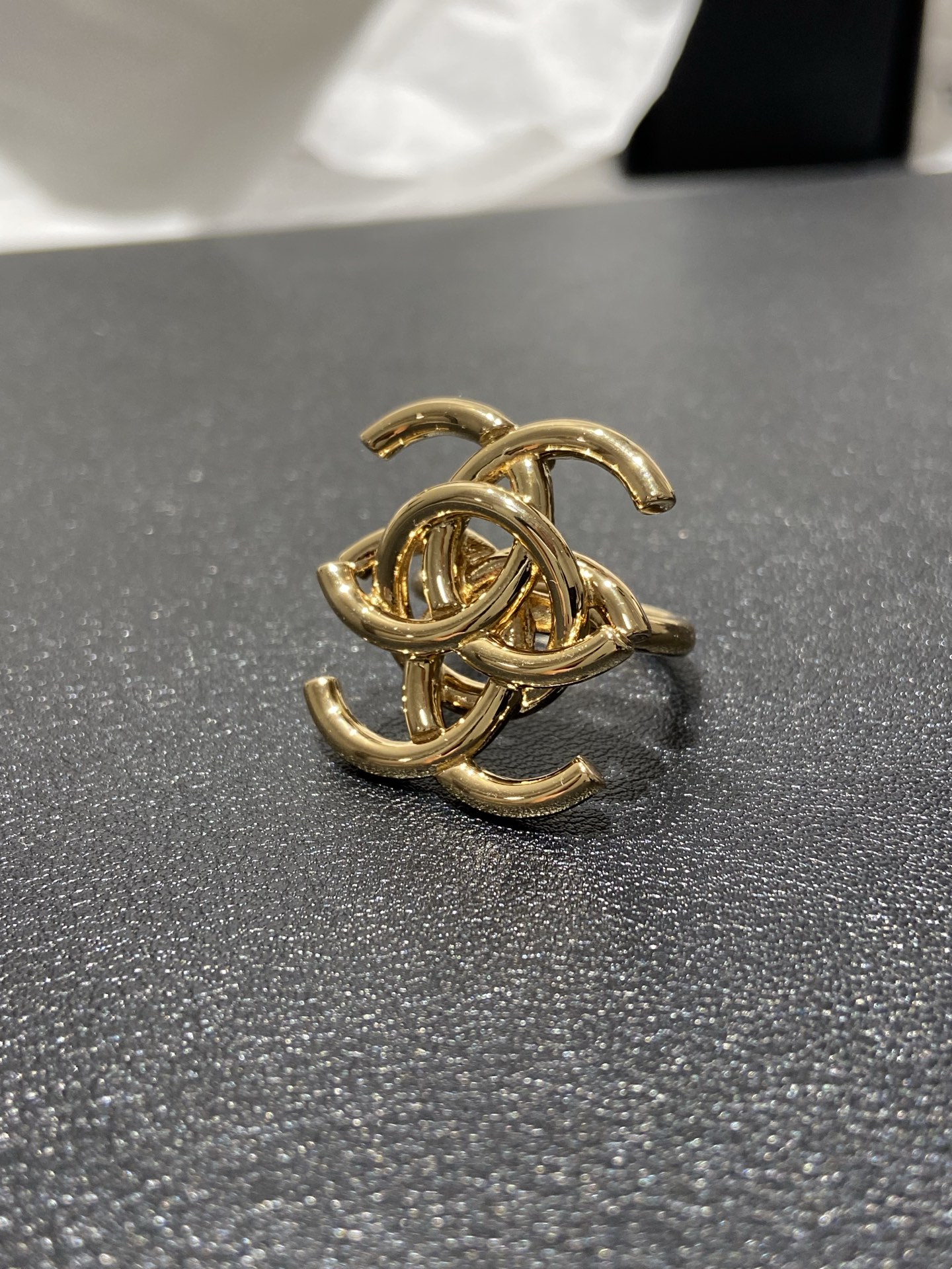 NO:919275,88180,CH 26a light gold double c staggered ring ZP purchase size 6 7 8,,ring,Cardia high-end jewelry1986090988180,CH 26a 浅金色 双c 交错戒指 ZP购入 尺码 6 7 8,,ring,卡迪亚高端饰品,Jewelry