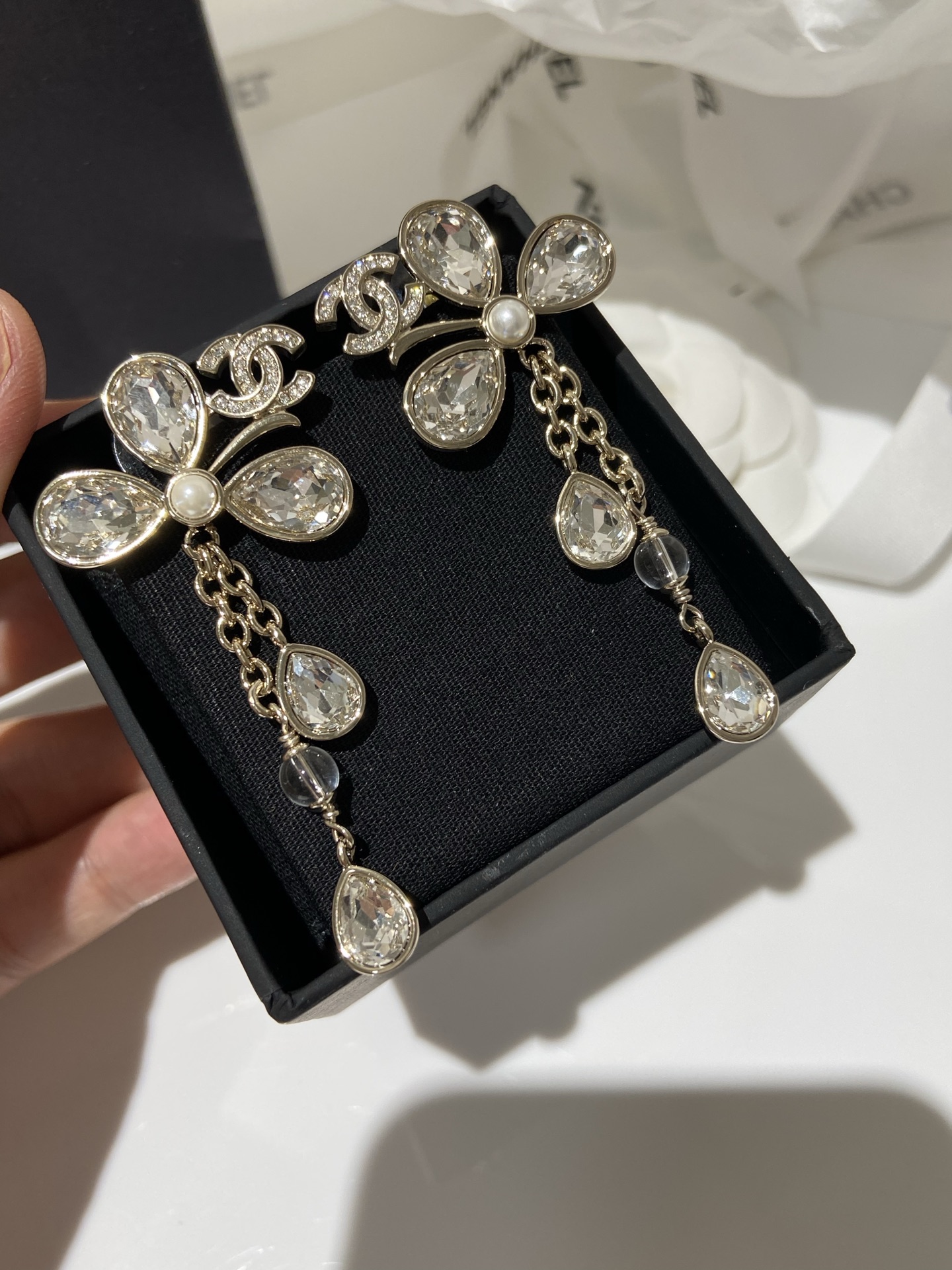 NO:895804,88200, CH 26 four-leaf clover drop diamond earrings inlaid with Swarovski crystals, swarovski, earrings, Cartier high-end jewelry1986090988200,CH 26 四叶草 水滴钻 耳环 镶嵌施华洛世奇水晶,,swarovski,earrings,卡迪亚高端饰品,Jewelry