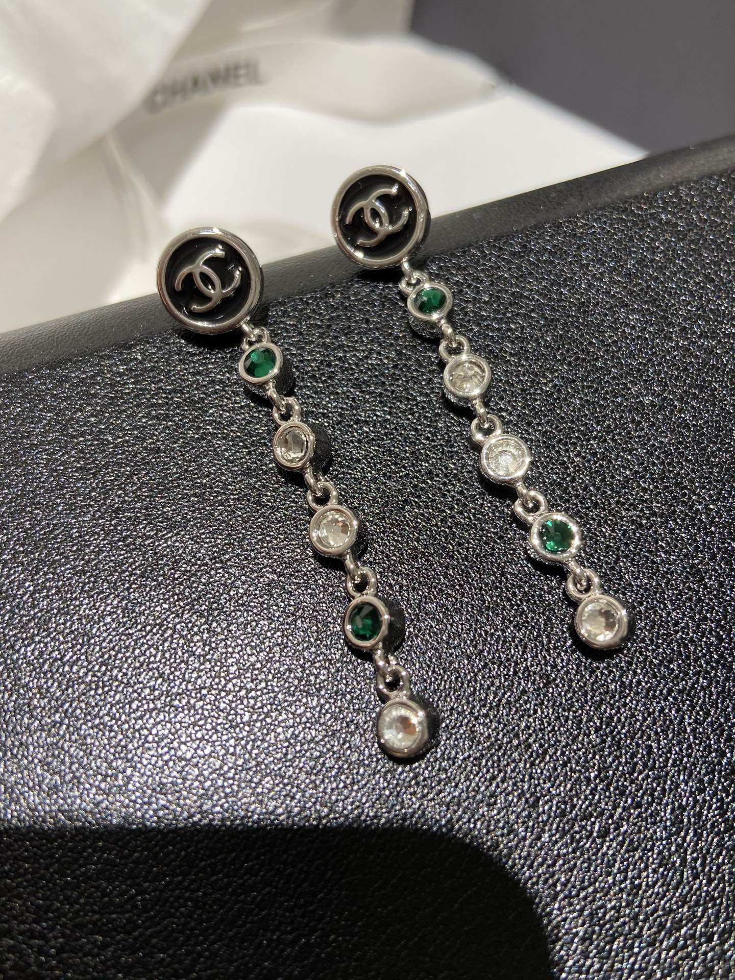 NO:895807,88200, CH 26a emerald round pendant earrings inlaid with Swarovski rhinestones, swarovski, earrings, Cartier high-end jewelry1986090988200,CH 26a 祖母绿 圆形吊坠 耳环 镶嵌施华洛世奇水钻,,swarovski,earrings,卡迪亚高端饰品,Jewelry