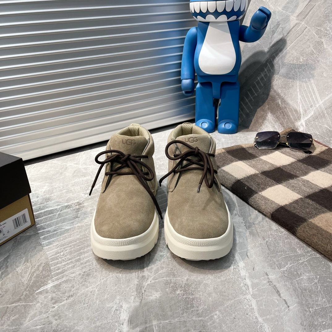 NO:679415,Yangjing Ugg autumn and winter series men's lace-up snow boots and fur boots!  Entering the cold winter, the new autumn and winter series of men's lace-up snow boots and fur boots bring extraordinary warmth and comfort to accompany you through the warm winter time.  The classic lace-up take-on design makes it easy to put on and take off every day while ensuring a sense of stability with every step. The lining is made of natural sheep fur, which has excellent thermal insulation properties. You can also enjoy the warmth of spring in the cold season. The sheepskin material has good breathability and provides excellent comfort, ensuring that your feet will remain dry and not stuffy after being worn for a long time!  The rubber outsole provides solid protection with its excellent anti-slip and wear-resistant performance. Whether it is urban walking or outdoor adventure, it can provide the most solid walking support. Size, 39 40 41 42 43 44, snow boots, boots, sheepskin, sheep19860909羊京 Ugg 秋冬系列男士系带雪地靴毛毛靴！ 步入寒冬,全新秋冬系列男款系带雪地靴毛毛靴带来非凡的温暖与舒适 伴度暖意萦绕的冬日时光. 经典的系带穿脱式设计,便于日常穿脱的同时,确保每一步的稳固感.内里选用天然羊皮毛一体,具有出色的保暖性能,在寒冷的季节中也能享受如入春日的温暖.羊皮毛材质具有良好的透气性,提供绝佳的舒适感,确保长时间穿着依然干爽不闷脚！ 橡胶大底则以其防滑耐磨的卓越性能提供坚实的保障 不论是城市漫步还是户外探险,均能给予最坚实的行走支持. 码数,39 40 41 42 43 44,雪地靴,boots,sheepskin,sheep,Women's Shoes