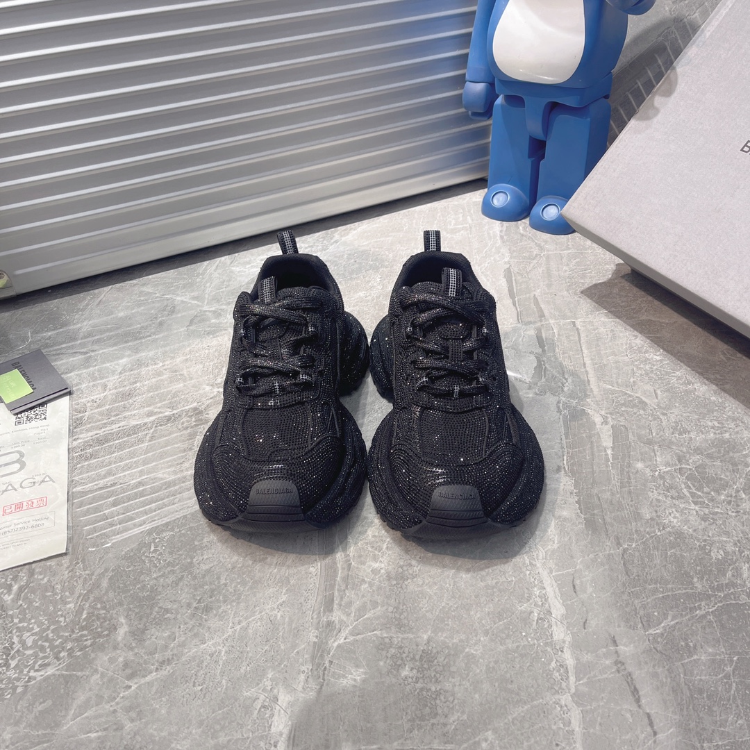 NO:129689,[Cost-effective version] Paris Sneaker Nine-generation full diamond Swarovski series The upper body is covered with full diamond, which is luxurious overall. The shoe shape draws on the creative ideas of the two shoe shapes, Balenciaga Track and Balenciaga Runner, which is equivalent to removing the outer frame of the Track shoe body, and inherits Runner's streamlined shape and Track flat toe. Size 35-45, casual shoes/sports shoes, balenciaga, swarovski, sneakers19860909处【性价比版本】巴黎 Sneaker 九代满钻 施华洛世奇系列 鞋面鞋身全部用满钻覆盖 整体呈现奢华感觉 鞋型汲取了Balenciaga Track和Balenciaga Runner两款鞋型的创作思路,相当于把Track鞋身的外框拆了下来,同时继承了Runner的流线造型和Track扁平的鞋头.码数35-45,休闲鞋/运动鞋,balenciaga,swarovski,sneakers,Women's Shoes