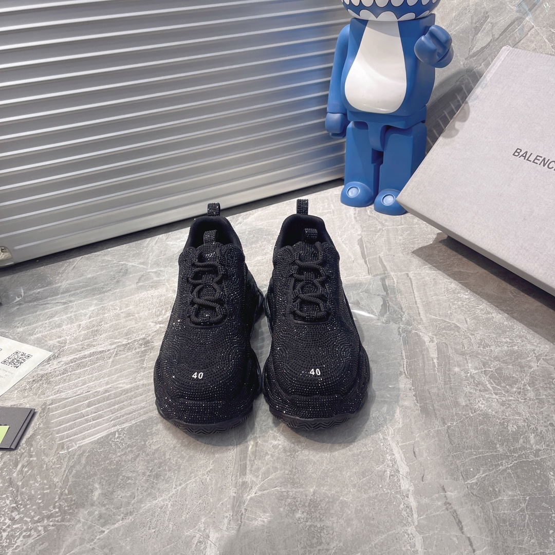 NO:129693,[Cost-performance version] Paris Sneaker's first generation full diamond Swarovski series The upper body is covered with full diamond, which is a luxury overall feeling. The shoe shape draws on the creative ideas of the two shoe shapes, Balenciaga Track and Balenciaga Runner, which is equivalent to removing the outer frame of the Track's shoe body, and inherits Runner's streamlined shape and Track's flat toe. Size 35-45, casual shoes/sports shoes, balenciaga, swarovski, sneakers19860909【性价比版本】巴黎 Sneaker 一代满钻 施华洛世奇系列 鞋面鞋身全部用满钻覆盖 整体呈现奢华感觉 鞋型汲取了Balenciaga Track和Balenciaga Runner两款鞋型的创作思路,相当于把Track鞋身的外框拆了下来,同时继承了Runner的流线造型和Track扁平的鞋头.码数35-45,休闲鞋/运动鞋,balenciaga,swarovski,sneakers,Women's Shoes