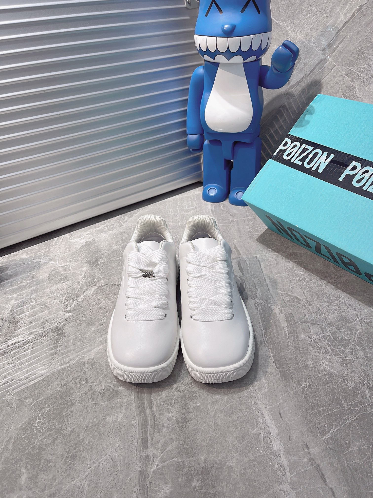 NO:165837,Burberry's latest official website synchronous sneakers are made of smooth calfskin material, refined in Italian workshops, paired with detachable shield hanger embellished Equestrian Knight logo (EKD) embossed with mesh lining, laces in plaid design, rubber sole decoration is decorated with classic Burberry letter logo Round toe Equestrian Knight logo (EKD) label on the tongue Leather insole Sole embellished Burberry letter logo Women's size 35-40 Men's size 39-44 Note 39 40 Remarks for men, casual shoes/sports shoes, burberry, burberry, sneakers, cowhide19860909巴宝莉最新款官网同步运动鞋 选用光滑小牛皮材质打造 于意大利工坊精制而成 搭配可拆式盾牌吊饰 点缀马术骑士徽标（EKD）压花 采用网眼内衬 鞋带融入格纹设计 橡胶鞋底饰有典藏 Burberry 字母徽标 圆形鞋头 鞋舌处点缀马术骑士徽标（EKD）标签 皮革鞋垫 鞋底点缀 Burberry 字母徽标 女款码数35-40码 男款码数39-44码 注意39 40报单备注男,休闲鞋/运动鞋,burberry,burberry,sneakers,cowhide,Women's Shoes