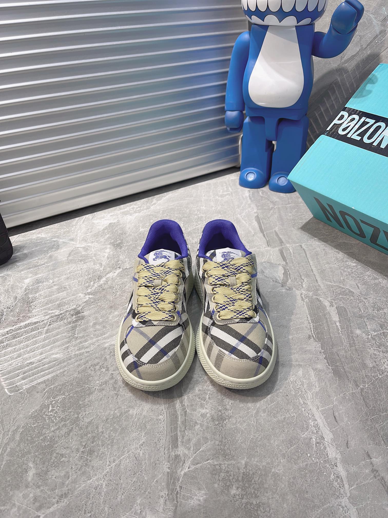 NO:233271,BURBERRYI is finally here | Cool · Sa Check Terrace sneakers Burberry classic elements Super comfortable shoes Knight blue non-slip sole Finally I saw the latest oblique checkered sneakers color is really good. You can match it anyway. Sneakers made of cotton-blend fabric made in Italian workshops Decorative worsted Burberry check pattern with mesh lining and plaid laces Rubber sole with classic Burberry letter logo From Burberry Classic series Interpreting the wardrobe essential style in a distinctive brand style Round toe Equestrian Knight logo (EKD) label on the tongue Leather insole Sole embellishment Burberry letter logo Women's size 35-40  Men's size 39-44 sizes Note 39 40 order notes for men, women, casual shoes/sports shoes, burberry, burberry, sneakers19860909BURBERRYI 终于来了|酷·飒 格纹 Terrace 运动鞋 巴宝莉（Burberry）经典原素 超舒服的鞋子 骑士蓝色防滑鞋底 终于看到了最新的斜式格纹运动鞋颜色真的好好看 怎么搭都可 运动鞋 选用棉质混纺面料打造 于意大利工坊匠制而成 装饰精纺 Burberry 格纹图案 搭配网眼内衬和格纹鞋带 橡胶鞋底饰有典藏 Burberry 字母徽标 来自 Burberry 经典之作系列 以鲜明品牌风格诠释衣橱必备款式 圆形鞋头 鞋舌处点缀马术骑士徽标（EKD）标签 皮革鞋垫 鞋底点缀 Burberry 字母徽标 女款码数35-40码 男款码数39-44码 注意39 40报单备注男,女,休闲鞋/运动鞋,burberry,burberry,sneakers,Women's Shoes