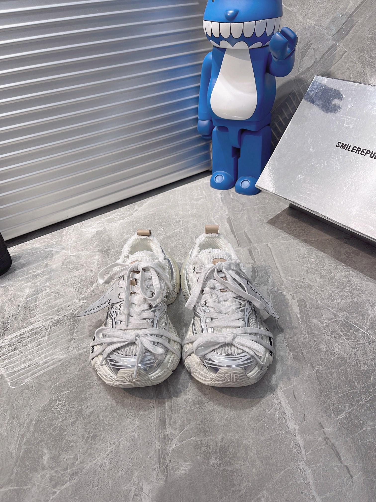 NO:233262,Smilerepublic has released new dad shoes. Fashion bloggers such as Bailu, Jin Chen, Lin Gaoyuan, Luo Yunxi, Qi Wei, Zhu Zheyuan, Zhu Zhixin, etc. posted pictures to endorse popular models. Silver surface and old style design, full of technology and high-end sense, trendy and cool retro and versatile, a perfect trendy men and women citywalk wear boots. The upper is made of high-quality imported fabrics and special materials, and is processed with advanced technology. The outsole is combined with EVA foaming and rubber and paired with electroplating decoration, making the shoes high-end and full of technology, breathable and elastic. Color silver, silver aging... Size 35--44, dad shoes, boots19860909smilerepublic 出新款老爹鞋了,白鹿、金晨、林高远、罗云熙、戚薇、朱哲远、朱志鑫等时尚博主晒图代言人气爆款.银面、做旧风格设计,科技感和高级感拉满,潮酷复古又百搭,妥妥的潮男潮女 citywalk 穿搭战靴. 鞋面采用优质进口面料和特殊材料结合,并用先进工艺加工. 大底沿用 EVA 发泡和橡胶及搭配电镀装饰组合, 使得鞋子高档又充满科技、透气 Q 弹十足. 颜色银色、银色做旧… 尺码 35--44,老爹鞋,boots,Women's Shoes