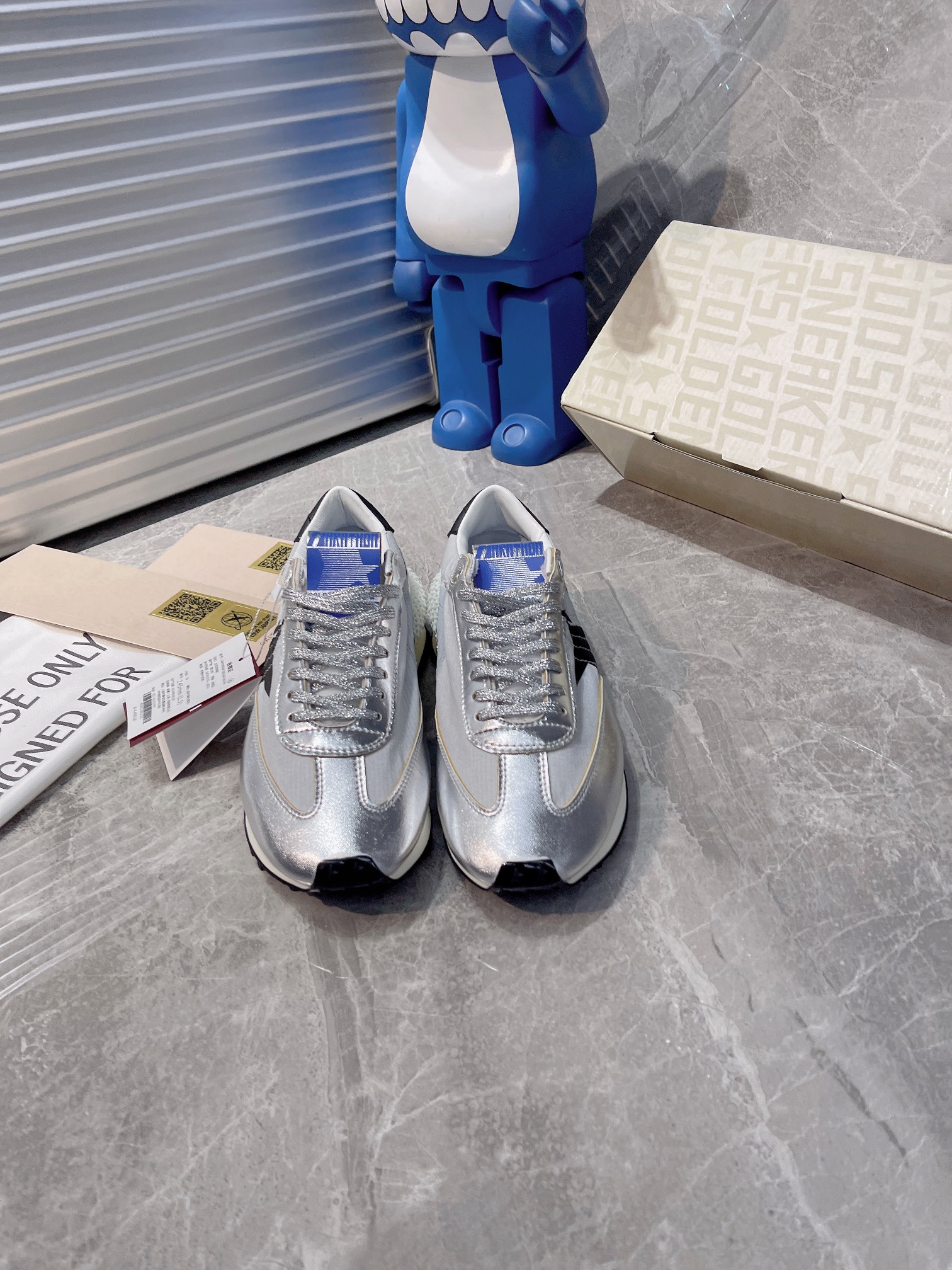 NO:233252,Authoritative real shot #HY44530 New goods#Jan's same style GGDB Marathon Golden Goose Deluxe Brand and K-pop artist miyayeh jointly cooperated with Marathon series sneakers Authentic price   new casual sneakers The best dirty shoes in history, focusing on lightness, freedom and casualness, specially made of old sports and casual shoes Women's version, using Nappa leather upper. Paired with glittering silver wear-resistant fabric and red glitter details heel area is characterized by the addition of a full 3D stabilizer, which is the iconic feature of this shape. It increases vitality and highlights cushioning performance like never before. Special channels, with a small quantity, very good quality, close your eyes!  The simple and simple appearance reveals different beauty. The upper is clean and simple, and it looks very novel when it lasts!  The heel design of the hollow mesh and the material of the upper are matched with a silver reflective design, which makes it look forward to the point!  !  Upper is made of nylon upper sheepskin lining, outsole original sole, heel height 4.5cm, size 36 37 38 39 40 41 42 43 44 45, casual shoes/sports shoes, sneakers, sheepskin19860909觅货权威实拍#HY44530 新货#陈伟霆同款 GGDB Marathon Golden Goose Deluxe Brand与K-pop艺术家miyayeh联名合作款马拉松系列运动鞋 正品售价  新款休闲运动鞋 史上中最好穿的脏脏鞋,主打轻盈自由随性 特意做旧运动休闲鞋 女版,采用Nappa皮革鞋面.搭配闪闪发光的银色耐磨面料和红色闪光细节鞋跟片区域的特点是添加了一个全3D稳定器,这是该形状的标志性特征,它增加了活力,并前所未有的突出了缓震性能 特殊渠道货,数量不多,品质非常牛,闭眼入！ 朴实简单的外观 透漏着不一样的美 鞋面干净简约,放多久看起来都很新颖！ 镂空织网的后跟设计加上鞋面的材料搭配在有银色的反光设计,狠有超前的感觉！！ 鞋面采用尼龙鞋面绵羊皮衬里 大底原版底 跟高4.5cm 码数 36 37 38 39 40 41 42 43 44 45,休闲鞋/运动鞋,sneakers,sheepskin,Women's Shoes