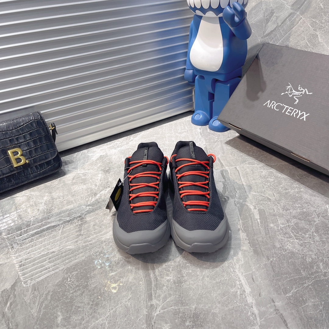 NO:233266,【Correct Edition】ArcTeryx Kopec GTX M covers breathable men's trail running shoes Correct heel embroidery Perfect details official simultaneously available Technical routes Wear aeriosflgtx shoes inspired by long-distance outdoor running shoes Suitable for fast and light hiking on changing terrain, comfortable and supportive, giving you confidence. The design blends with the feet to minimize friction, gore-tex protective film mesh sand, using gore invisiblefit technology, thinner and more comfortable. Agile, stable and confident on technical routes comes from vibram  Megagrip outsole, compressed eva insole and integrated tpu. Weight: 275g Technical features Breathable Lightweight Wear-resistant Shoes Shoe Outsole Structure VibrammegagripM Rubber Compound Material Durable Soft Shoe Structure TPU Toe Can Anti-wear Compressed eva Foam Insole and integrated tpu Iron Core Improves flexibility and stability, so you are full of confidence Shoe padding structure 4mm thick ortholiteM3d molded insert material gore-tex film TPU high wear-resistant protective film Cordura MX Size 39-45 Code: JT400, casual shoes/sports shoes arc'teryx, sneakers19860909【正确版】始祖鸟ArcTeryx Kopec GTX M 覆盖透气男越野跑鞋 正确后跟刺绣 完美细节版型 官方同步上架 适合技术路线单日徒步穿着 aeriosflgtx鞋受到长途野外跑步鞋的启发 适合在变化的地形上进行快速轻快的徒步旅行穿着,舒适而有支撑性,使您充满信心.该设计与脚部融为一体,可最大限度地减少摩擦,gore-tex保护膜网砂,采用gore隐形适体(invisiblefit)技术,更轻薄舒适.敏捷、稳定和技术路线上的自信源于vibram megagrip外底、压缩eva内底以及一体的tpu.重量约:275g技术特点透气轻量耐磨鞋子鞋外底结构vibrammegagripM橡胶化合材料耐用柔软鞋子结构tpu鞋头可防磨损压缩eva泡沫内底以及一体的tpu铁芯提高了灵活性和稳定性,使您充满信心鞋子衬垫结构4mm厚ortholiteM3d模制插片材料gore-tex薄膜tpu高耐磨保护膜cordura MX 尺码39-45 编码: JT400,休闲鞋/运动鞋arc'teryx,sneakers,Women's Shoes