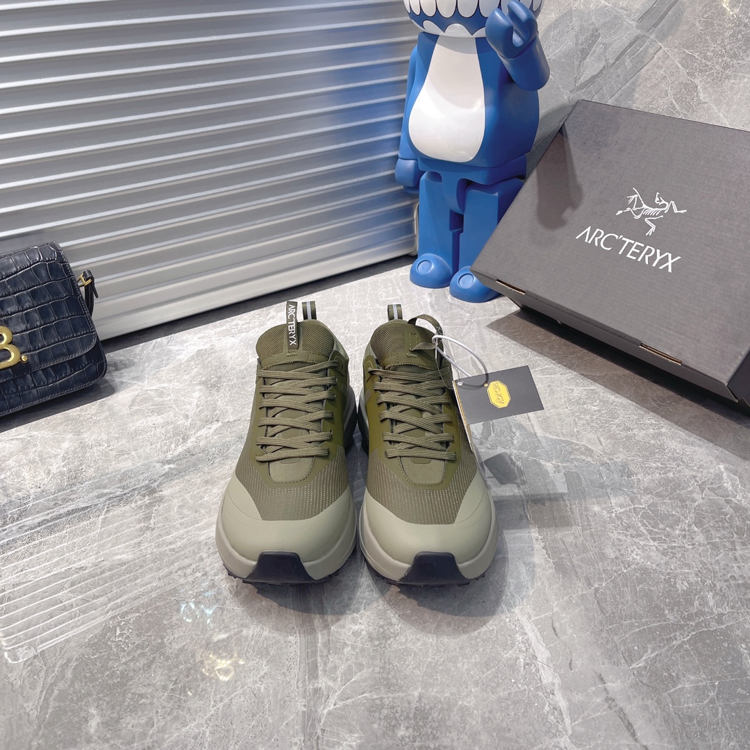 NO:233260,Archaeopteryx Kopec GTX M covers breathable men's trail running shoes. Officially available for technical routes, suitable for single-day hiking, or one-step wearing methods, aeriosflgtx shoes are inspired by long-distance outdoor running shoes. Suitable for fast and light hiking on changing terrain, comfortable and supportive, giving you confidence. The design integrates with the feet to minimize friction. Gore-tex protective film mesh sand uses gore invisiblefit technology, which is lighter and more comfortable. Agile, stable and confident on technical routes comes from vibram  Megagrip outsole, compressed eva insole and integrated tpu. Weight: 275g Technical features Breathable Lightweight Wear-resistant Shoes Shoe Outsole Structure VibrammegagripM Rubber Compound Material Durable Soft Shoe Structure TPU Toe Can Anti-wear Compressed eva Foam Insole and integrated tpu Iron Core Improves flexibility and stability, so you are confident that Shoe padding structure 4mm thick ortholiteM3d molded insert material Gore-tex film TPU high wear-resistant protective film Cordura MX Size 36-44, casual shoes/sports shoes arc'teryx, sneakers19860909始祖鸟 Kopec GTX M 覆盖透气男越野跑鞋 官方同步上架适合技术路线单日徒步穿着也可以一脚蹬穿法 aeriosflgtx鞋受到长途野外跑步鞋的启发 适合在变化的地形上进行快速轻快的徒步旅行穿着,舒适而有支撑性,使您充满信心.该设计与脚部融为一体,可最大限度地减少摩擦,gore-tex保护膜网砂,采用gore隐形适体(invisiblefit)技术,更轻薄舒适.敏捷、稳定和技术路线上的自信源于vibram megagrip外底、压缩eva内底以及一体的tpu.重量约:275g技术特点透气轻量耐磨鞋子鞋外底结构vibrammegagripM橡胶化合材料耐用柔软鞋子结构tpu鞋头可防磨损压缩eva泡沫内底以及一体的tpu铁芯提高了灵活性和稳定性,使您充满信心鞋子衬垫结构4mm厚ortholiteM3d模制插片材料gore-tex薄膜tpu高耐磨保护膜cordura MX 尺码36-44,休闲鞋/运动鞋arc'teryx,sneakers,Women's Shoes