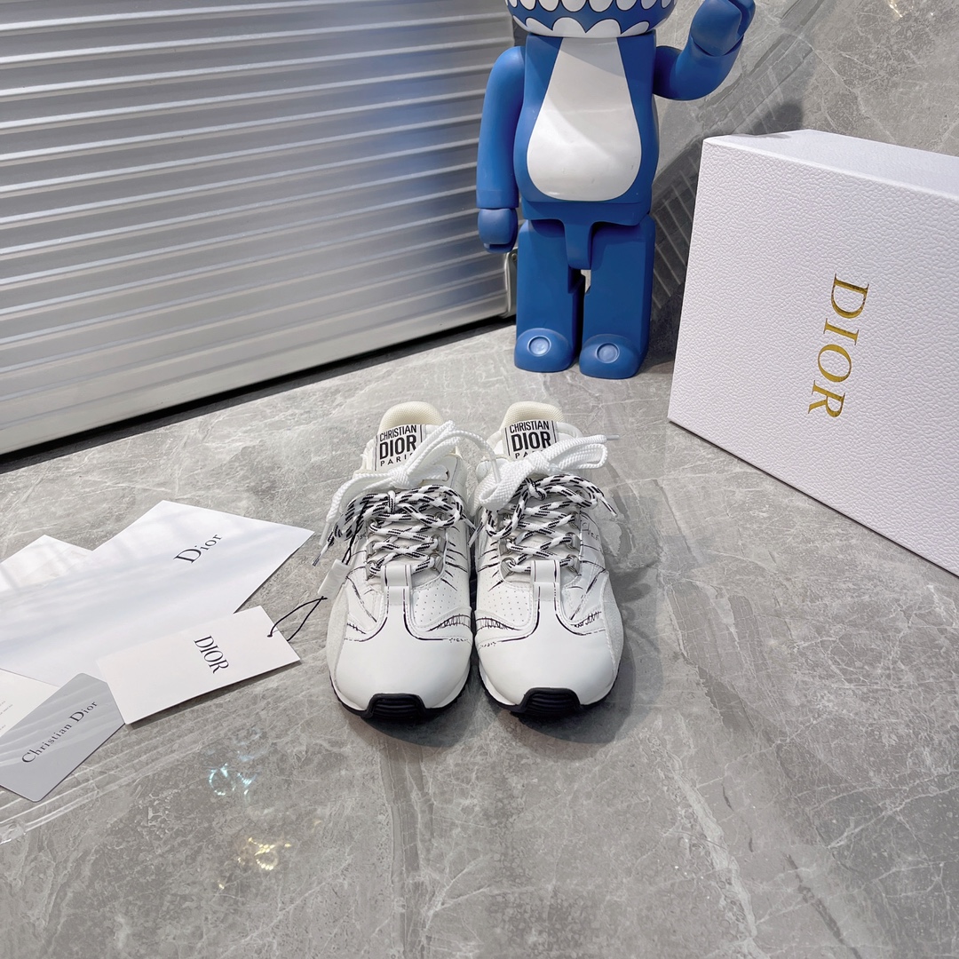 NO:259423,Exclusively released in 2025, the new series of Dior and C'est sneakers show a striking and fashionable style. They are carefully crafted, with super fashionable design styles and details also add a touch of elegant temperament. The light two-color soles are extremely comfortable and show the charm of sports style. They can add fashionable temperament to various casual styles. The tongue and sole are decorated with Christian Paris logo, Niu Jing and cowhide design style, four colors available, black, white, gold, gun color, full package, with airplane box, women's size 35-41 men's size development, women's size first, casual shoes/sports shoes, dior, sneakers, cowhide19860909独家发售2025、系列新品这出Dior、C ' est 运动鞋彰显醒目而时尚的风范.精心制作,设计风格搭配超级时尚,细节也增添一丝优雅气质.轻盈的双色 鞋底舒适非凡,彰显运动风格的魅力.可为各式休闲造型增添时尚气质. 鞋舌和鞋底饰以 Christian Paris 标志,牛京搭配牛皮设计风格,四色可选,黑色,白色,金色,枪色,全套包装,配飞机盒, 女码35-41男码开发中,先出女码,休闲鞋/运动鞋,dior,sneakers,cowhide,Women's Shoes