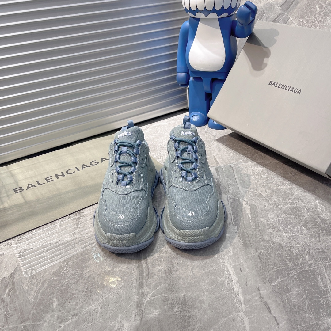 NO:260188,Balenciaga Triple S 1st generation denim Balenciaga Italian pure original version Correct font electric embroidery The thickness, position and size are correct. Side TPU breathable holes match the original version Correct eight-layer separation of the sole, TPU soft sole The original version is consistent 