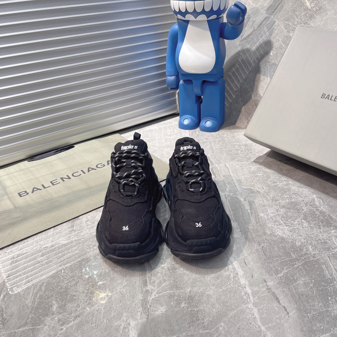 NO:260192,Balenciaga Triple S 1st generation denim Balenciaga Italian pure original version Correct font electric embroidery The thickness, position and size are correct. Side TPU breathable holes match the original version Correct eight-layer separation of the sole, TPU soft sole The original version is consistent 