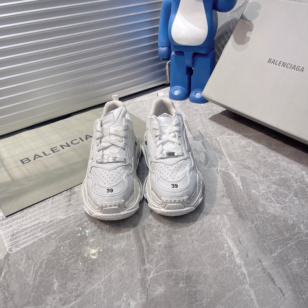 NO:260180,Balenciaga latest generation 1.0 Balenciaga Triple S Balenciaga 19 official air cushion version official pure original version Full code shipment notification Correct font electric embroidery Correct thickness, position, size Correct side TPU Breathable hole matching means original correct air cushion separation sole, TPU soft sole Original consistent 