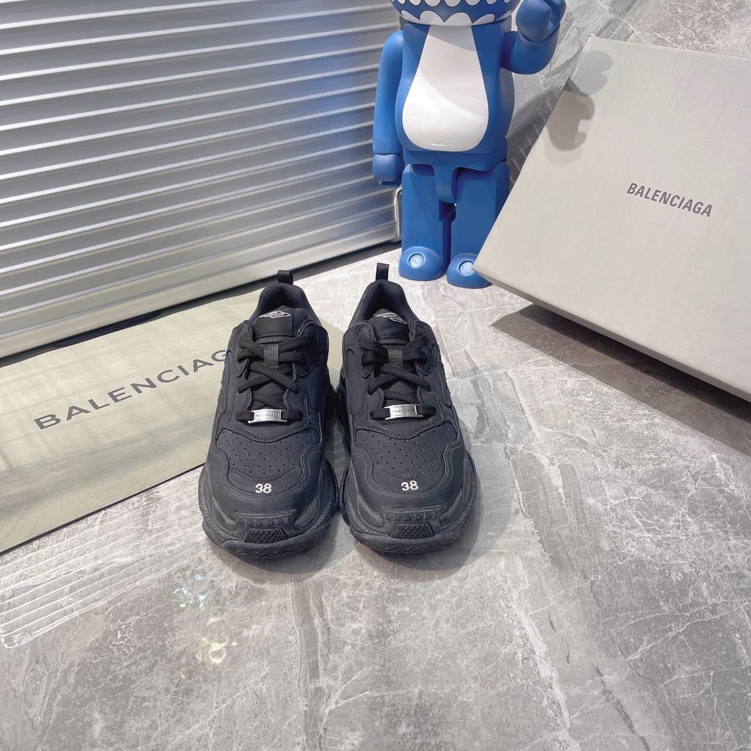 NO:260184,Balenciaga latest generation 1.0 Balenciaga Triple S Balenciaga 19 official air cushion version official pure original version Full code shipment notification Correct font electric embroidery Correct thickness, position, size Correct side TPU Breathable hole matching means original correct air cushion separation sole, TPU soft sole Original consistent 