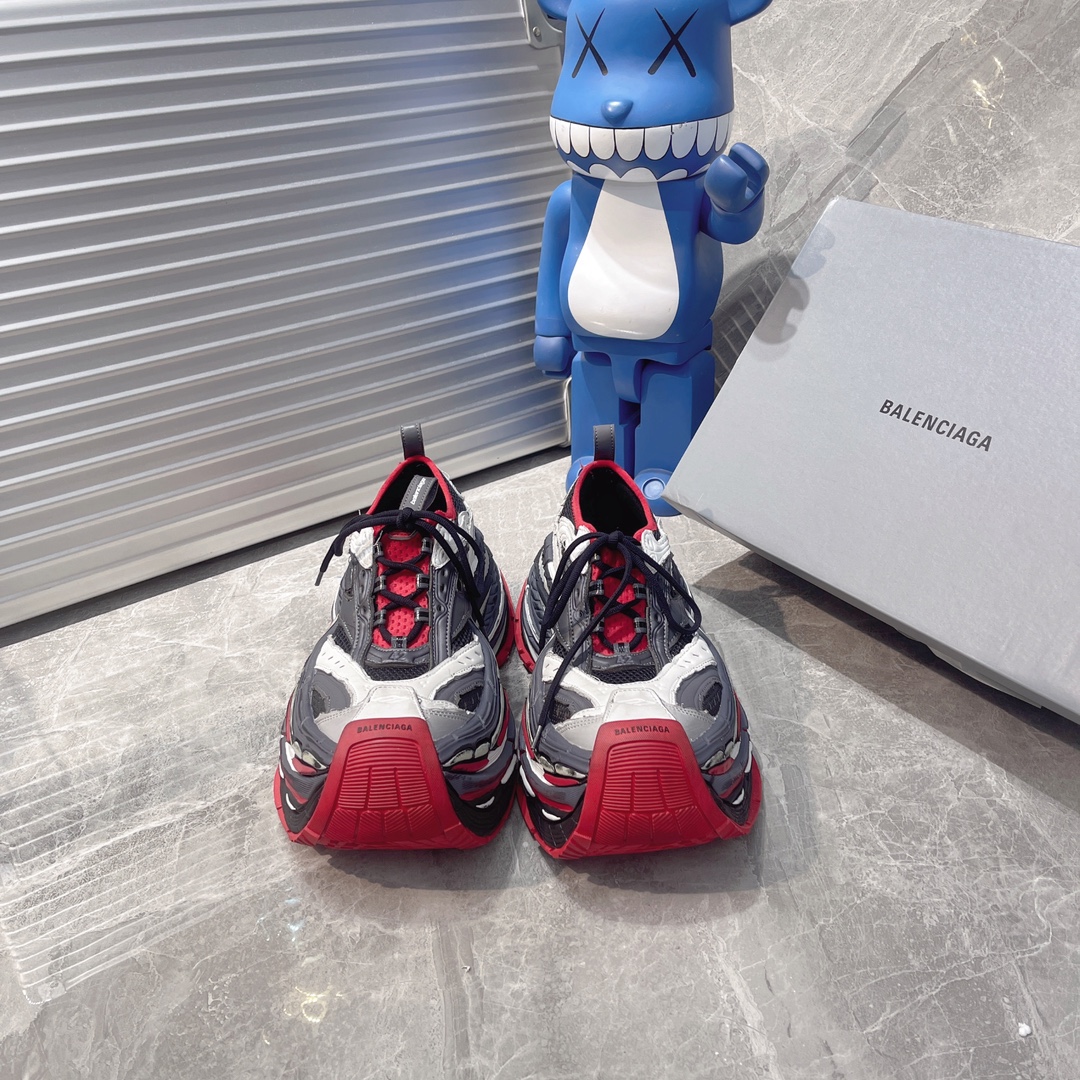NO:246300,ice version Platform Reduced black, grey and red mesh, polyurethane and polyester sneakers. Leather-free Mesh, polyurethane and polyester Aging effect 85mm platform height Balenciaga logo on the edges and rear of the toe, upper embossed in size The toe is embossed in size The toe is embossed in 3B sports icon artwork The outsole is embossed in Balenciaga logo on the back top and tongue with pull tab sizes 35-45, dad shoes, balenciaga, tom ford, sneakers19860909ice版本Platform Reduced黑色、灰色和红色网布、聚氨酯和聚酯纤维运动鞋. 不含皮革 网布、聚氨酯和聚酯纤维 做旧效果 85毫米platform高度 鞋头边缘和后部饰以Balenciaga标识 鞋面饰以尺码压纹 鞋头饰以3B sports icon艺术作品压纹 外底饰以Balenciaga标识压纹 后帮及鞋舌设有拉袢码数35-45,老爹鞋,balenciaga,tom ford,sneakers,Women's Shoes