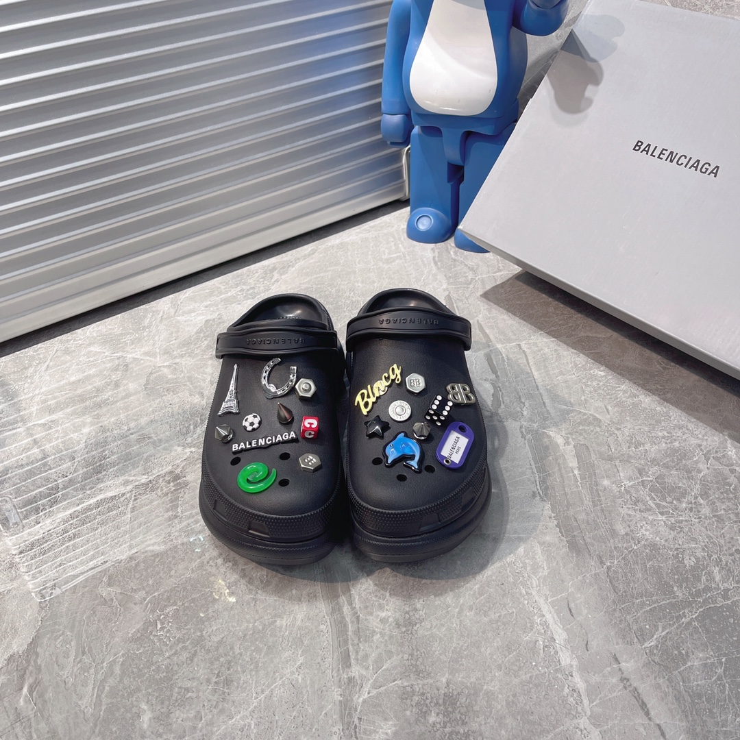 NO:246267,Cheating and height-enhancing artifact Balenciaga crocs thick-soled slippers, 2025 new model Zhiduoxing Crocs, fancy DIY hole slippers~ Cat buttons are so cute, height-enhancing cheating artifact I'll wear it for you first, it's very light and easy to wear~ Size 35-45, slippers, balenciaga, slippers19860909作弊增高神器 巴黎世家 crocs厚底拖鞋,2025新款 智多星Crocs,花式DIY洞洞拖鞋～ 猫咪扣爱心扣都好可爱 增高作弊神器 我先替你们穿了 很轻便好穿～ 码数35-45,拖鞋,balenciaga,slippers,Women's Shoes