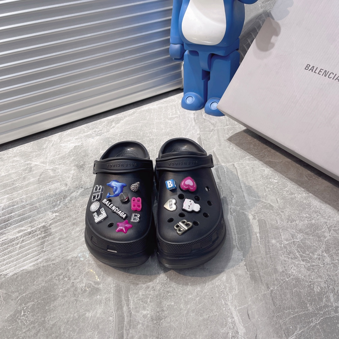 NO:246270,Balenciaga, the latest couple's hole shoes in spring and summer, 25 spring new dark horse items, fashion bloggers at home and abroad show off, popular social platforms at home and abroad, fashion experts must buy, various Bajia elements hardware buckles DIY, very brand recognition, two pairs of genuine products for men and women's counters are purchased, all hardware reproduction, heavy money to create mold opening, craftsmanship, accurate restoration of every detail Original mold opening EVA rubber and plastic integrated molding, super light on the foot, a perfect height of 6cm, a complete height of the original packaging Size35-44, slippers, balenciaga, balenciaga, burberry, slippers19860909巴黎世家Balenciaga 春夏最新情侣款洞洞鞋,25春季新款黑马单品,海内外时尚博主纷纷上脚大秀,火遍海内外社交平台,时尚达人必入款,各种巴家元素五金扣DIY 极具品牌辨识度 男女专柜两双正品购入 五金全部开模复刻 重金开模打造 匠心工艺,精准还原每个细节 原版开模EVA橡塑一体成型大底 上脚超级轻 大底高度6cm妥妥的增高神器 原版全套包装 Size35-44,拖鞋,balenciaga,balenciaga,burberry,slippers,Women's Shoes