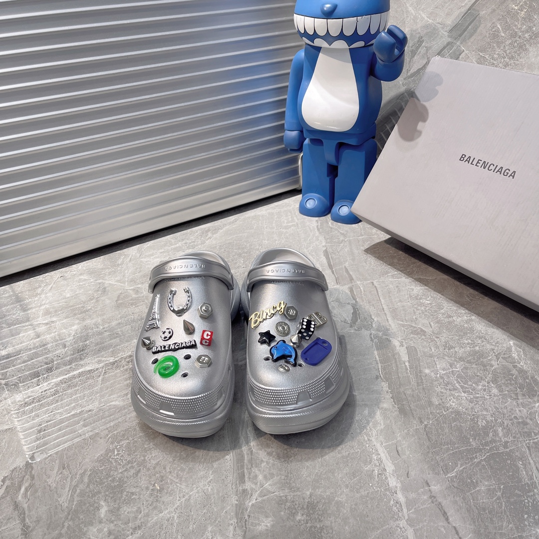 NO:246282,Balenciaga, the latest couple's hole shoes in spring and summer, 25 spring new dark horse items, fashion bloggers at home and abroad show off, popular social platforms at home and abroad, fashion experts must buy, various Bajia elements hardware buckles DIY, very brand recognition, two pairs of genuine products for men and women's counters are purchased, all hardware reproduction, heavy money to create mold opening, craftsmanship, accurate restoration of every detail Original mold opening EVA rubber and plastic integrated molding, super light on the foot, a perfect height of 6cm, a complete height of the original packaging Size35-44, slippers, balenciaga, balenciaga, burberry, slippers19860909巴黎世家Balenciaga 春夏最新情侣款洞洞鞋,25春季新款黑马单品,海内外时尚博主纷纷上脚大秀,火遍海内外社交平台,时尚达人必入款,各种巴家元素五金扣DIY 极具品牌辨识度 男女专柜两双正品购入 五金全部开模复刻 重金开模打造 匠心工艺,精准还原每个细节 原版开模EVA橡塑一体成型大底 上脚超级轻 大底高度6cm妥妥的增高神器 原版全套包装 Size35-44,拖鞋,balenciaga,balenciaga,burberry,slippers,Women's Shoes