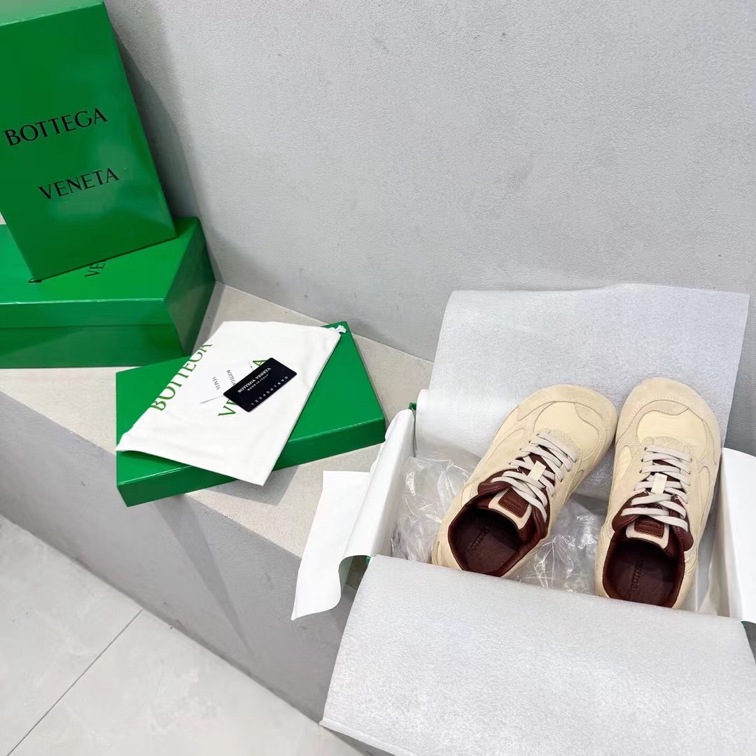 NO:402160,Bottega Veneta BV Baodiejia 25ss new couple retro Forrest Gump shoes Dextrous shoes casual sports shoes Sneaker technology nylon and suede, inspired by retro sneakers, new interpretation of classic sneakers, light, comfortable and breathable summer essentials The sole adopts classic woven texture, super recognizable, nylon suede splicing, full texture!  Size 35-45, casual shoes/sports shoes, bottega veneta, bottega veneta, bottega veneta, bottega veneta, sneakers, chamois leather19860909Bottega Veneta BV葆蝶家 25ss新款 情侣款复古阿甘鞋 德训鞋休闲运动鞋 Sneaker科技尼龙和绒面打造,灵感来自复古球鞋,全新演绎经典运动鞋,轻便、舒适、透气的夏季必备单品 鞋底采用经典的编织纹理,超有辨识度,尼龙麂皮拼接,满满的质感呈现！ 码数35-45,休闲鞋/运动鞋,bottega veneta,bottega veneta,bottega veneta,sneakers,chamois leather,Women's Shoes