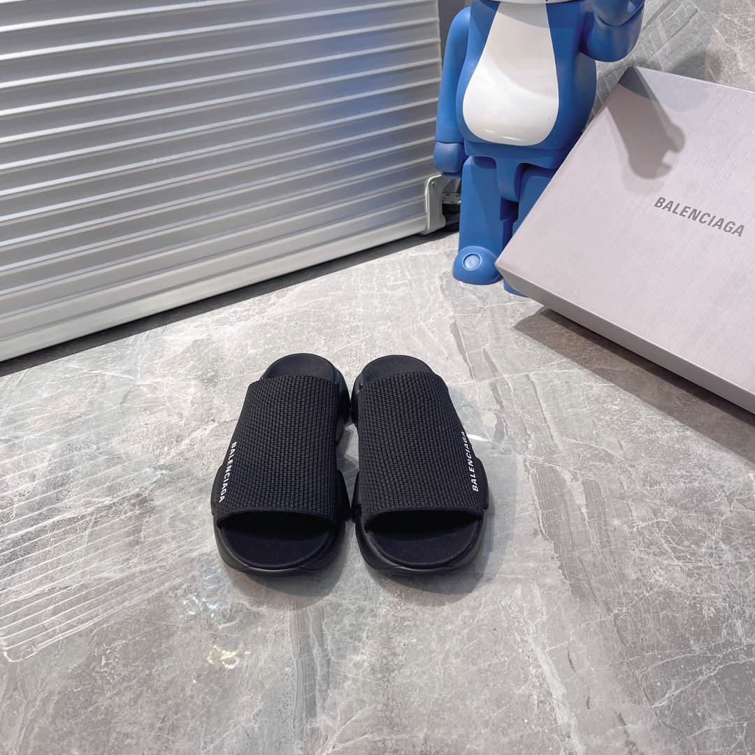 NO:402162,BALENCIAG* BaleNCIAG* upgraded version launches the new socks and slippers in Speed ​​2.0 version original product, not the whole version. The socks of the 2.0 version can completely wrap the instep and ankle. The upper is the original fly-woven integrated molding technology and seamless. The sole of the shoe is changed to 5 midsoles to form a rebound and feel, and it is absolutely not necessary to use ordinary rubber soles on the market. The sole of the sole looks good. It also shows that the legs are long. Size35-45 (46 customized without return and exchange) Original packaging box, slippers, balenciaga, balenciaga, slippers, socks19860909BALENCIAG* 巴黎世家拖鞋 升级版推出Speed 2.0 版本全新袜子鞋拖鞋 原厂货 绝非通版 2.0版的袜子部分可以把脚背和脚踝完全包裹起来, 鞋面是原版飞织一体成型技术、无缝,鞋鞋底改为 5 块中底组成回弹与较感都特别好,绝对不用市场普通橡胶鞋底 鞋底的浮雕 怎么搭怎么好看 而且特显腿长. Size35-45（46定做不退换） 原版包装盒,拖鞋,balenciaga,balenciaga,slippers,socks,Women's Shoes