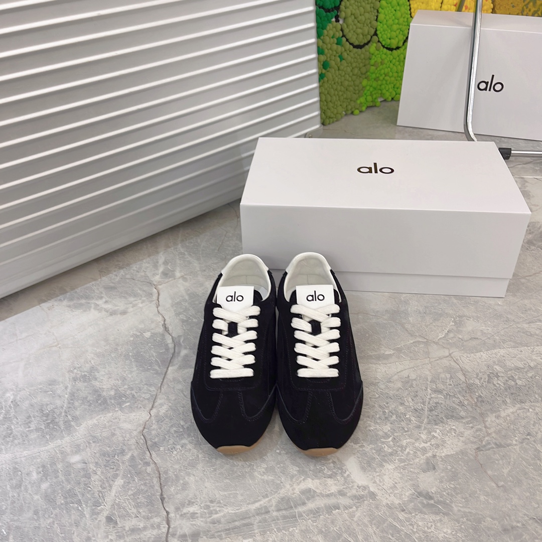 NO:577737,Purchasing agent alo2025 spring and summer thick-soled comfortable couple style casual moral training shoes alo2025 spring and summer thick-soled comfortable couple style casual sports running shoes alo understands girls better than Nike!  Super versatile on the feet!  And super comfortable!  It’s a thick-soled model but not heavy on the feet at all!  Very light!  It looks even better with socks!  The upper feet are taller and the legs are slimmer. The fabric is original Niu Jing. Sheepskin lining. Outsole is original molded rubber outsole. Size for men and women is 35-45 (customized for 45, non-refundable and non-exchangeable), casual shoes/sports shoes, sneakers, sheepskin19860909代购级 alo2025春夏厚底舒适 情侣款 休闲 德训鞋 鞋 alo2025春夏厚底舒适 情侣款 休闲 运动跑步鞋 alo比耐克更懂女生！上脚超级百搭！而且超级舒适！是厚底款但是上脚一点都不沉重！ 非常轻便！套上袜套搭配更好看！上脚增高显腿细 面料原版牛京 内里羊皮 大底原版开模橡胶大底 Size男女35-45(45定制不退不换),休闲鞋/运动鞋,sneakers,sheepskin,Women's Shoes