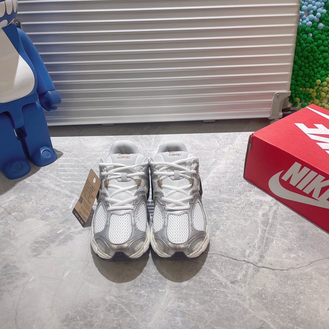 NO:577765,Nike V5 RNR comfortable, versatile, non-slip and breathable low-top casual running shoes for men and women, Black Warrior Nike V5  The appearance of RNR lightweight retro low-top running shoes continues the millennium design, mixing a variety of shoe materials to highlight the sense of layering and three-dimensionality. The upper is made of breathable mesh shoe materials, with three-dimensional Nike swooshes, which is fashionable and retro. The lightweight foam midsole is equipped with a foam midsole, which is thick and light, providing good cushioning effect. The low-top design is more  It fits the ankle, facilitates movement, and is suitable for running and daily wear. The overall design focuses on lightweight, allowing the wearer to be lighter and more comfortable when running. The upper is made of breathable mesh material, which can effectively discharge sweat and keep the feet dry. The midsole is made of foam material, which provides good cushioning effect and protects the knees and ankles. Nike V5  RNR running shoes are loved and praised by consumers for their stylish retro appearance, light and comfortable wearing experience and good cushioning performance. Size 36-45 (36 36.5 37.5 38 38.5 39 40 40.5 41 42 42.5 43 44 44.5 45)  Item No. HJ5228-001/HQ7901-001, dad shoes19860909Nike V5 RNR 舒适百搭防滑透气 低帮 休闲跑步鞋 男女款 黑武士 Nike V5 RNR轻量复古低帮跑步鞋外观延续千禧年设计,混搭多种鞋材,突显层次感和立体感.鞋面采用透气网眼鞋材,搭配立体耐克勾,时尚又复古.轻质泡沫中底,搭载泡绵中底,厚实而轻盈,提供良好的缓震效果.低帮设计,更加贴合脚踝,方便活动,适合跑步和日常穿搭.整体设计注重轻量化,让穿着者在跑步时更加轻盈自如.鞋面采用透气网眼材料,有效排出汗水,保持脚部干爽.中底采用泡绵材质,提供良好的缓震效果,保护膝盖和脚踝.耐克V5 RNR跑步鞋以其时尚复古的外观、轻盈舒适的穿着体验以及良好的缓震性能,受到了广大消费者的喜爱和好评. 尺码36-45（36 36.5 37.5 38 38.5 39 40 40.5 41 42 42.5 43 44 44.5 45） 货号HJ5228-001/HQ7901-001,老爹鞋,Women's Shoes