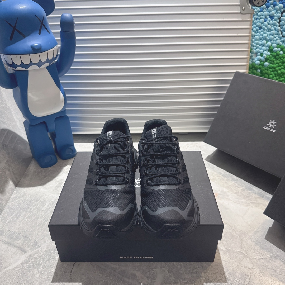 NO:577731,KAILAS FUGA DU BOA Expedition 5 ebony gray cross-country functional running shoes. The main part of the upper is made of mesh thin wing material. The midsole is the most distinctive mountain-shaped structure of Dapo King. Vibram Megagrip continues Dapo King's super grip. The shape and color design composed of multiple elements make the whole pair of shoes rich and unified. The technology and material application of the whole pair of shoes make the color and foot feel full of technology and suitable for various scenes and places. Size: 39  39.5 40 41 41.5 42 42.5 43 44 44.5 45, casual shoes/sports shoes, sneakers19860909KAILAS FUGA DU BOA 凯乐石 远征5 乌木灰越野机能跑鞋 鞋面主体部分采用网状薄翼材质中底是大坡王最具特色的山形结构 Vibram Megagrip 延续大坡王超强抓地 多重元素组合而成的造型和颜色设计让整双鞋观感丰富而又统一 整双鞋的技术和材料应用使得科技感十足颜色和脚感适合各类场景和场所穿着 尺码: 39 39.5 40 41 41.5 42 42.5 43 44 44.5 45,休闲鞋/运动鞋,sneakers,Women's Shoes