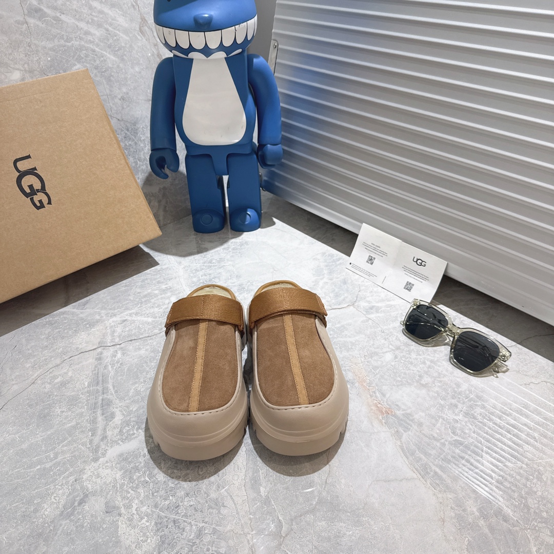 NO:577722,New UGG is on the market!  Modern casual men's and women's shoes for autumn and winter, low-cut shoes for couples, snow boots, slippers, two-way shoes, these ugly bread shoes are the best. Suede + sheepskin lining, super convenient to slip on. Adjustable upper straps. Velcro design adapts to various foot types. Thick soles hide flesh and increase height, making it feel like stepping on cotton. When you go out on the street, you are chased and asked. Do you want to be lazy and fashionable in autumn and winter?  Just lock this one. Style number, 1171355, size 35-41, men’s size 39-45, furry shoes, boots, slippers, sheepskin, chamois leather19860909新款UGG上市啦！ 秋冬摩登休闲男女款 情侣款低帮鞋 雪地靴 拖鞋两穿鞋 被这组丑萌面包鞋拿捏  麂皮+羊皮毛一体内里,一脚蹬超方便 可调节鞋面束带 魔术贴设计适配各种脚型 厚底藏肉又增高,踩上去像踩棉花 出街被追着问 秋冬想偷懒又要潮？锁这波就对了 款号,1171355 码数35-41码,男款39-45,毛毛鞋,boots,slippers,sheepskin,chamois leather,Women's Shoes