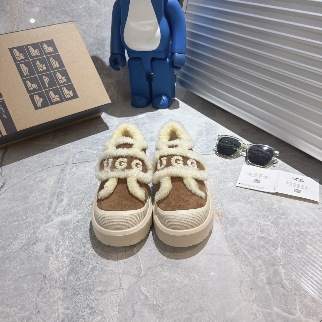 NO:577705,Autumn and winter cuteness hits!  This pair of UGG furry shoes has me hooked. Who can resist the furry fur in winter?  !  The soft lamb wool Velcro design welds 'cuteness' and 'warmth' to the feet ~ The light khaki style is fufu, and when paired with a sweatshirt and jeans, you will look like a sweet girl, and the thick soles can also quietly increase your height!  The dark brown model (two versions) has a retro feel and looks great with coats and woolen skirts. The slip-on design will make lazy people ecstatic~ The moment you step into the shoes wrapped in wool, you will be warmed to your heart!  It provides me with all the atmosphere and practicality of autumn and winter outfits. 35-40, furry shoes, hoodie, sweatshirts, skirts, jeans19860909秋冬可爱暴击！这双UGG毛毛鞋把我拿捏住了 谁能拒绝冬天的毛绒绒啊！！ 软乎乎的羊羔毛魔术贴设计,把“可爱”和“保暖”焊在脚上～ 浅卡其款奶fufu的,搭卫衣牛仔裤就是甜妹本妹,厚底还能悄悄增高！ 深棕款（两版）复古感拉满,配大衣、毛呢裙都很绝,一脚蹬设计懒人狂喜～ 裹着羊毛踩进鞋里的瞬间,暖到心坎里！秋冬穿搭的氛围感和实穿性,它全给我安排明白了 35-40,毛毛鞋,hoodie,sweatshirts,skirts,jeans,Women's Shoes