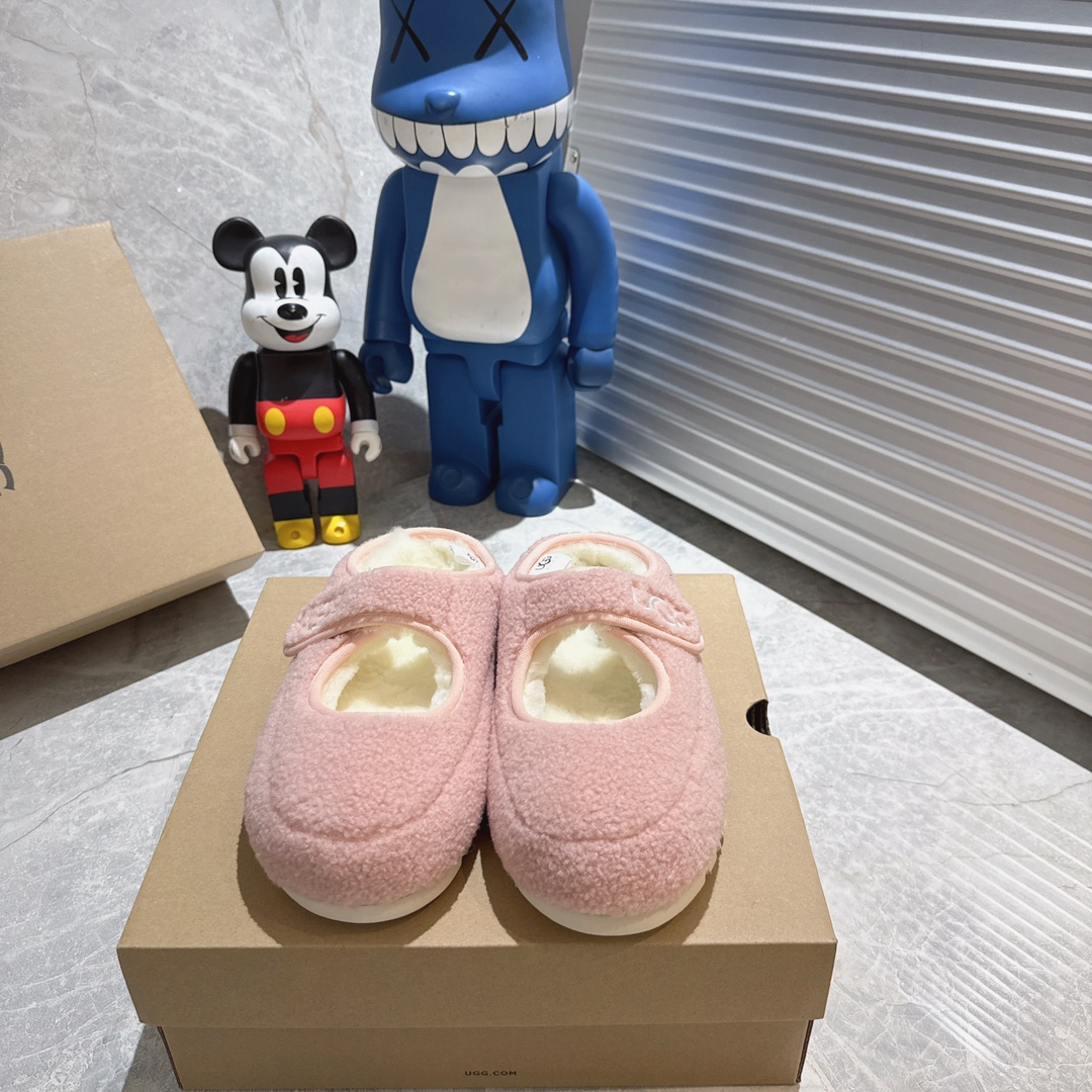 NO:614478,The most popular ugg wool Mary Jane in 2025. Wool is skin-friendly, soft and warm, a must-have for winter. It has a great texture, is full of fashionable elements, and is full of elegance. It can always show women's fashion trends when worn. The upper is made of pure wool and the lining is made of Australian merino pure wool. The code number is 35 to 40, fur shoes, mary jane19860909油鸡2025最火爆ugg羊毛玛丽珍 羊毛亲肤柔软保暖冬季必备款,质感超棒,富有时尚元素,贵气感十足穿上总能展现女性时尚潮流 鞋面纯羊毛 内里垫脚澳洲美利奴纯羊毛 码数35一40,毛毛鞋,mary jane,Women's Shoes