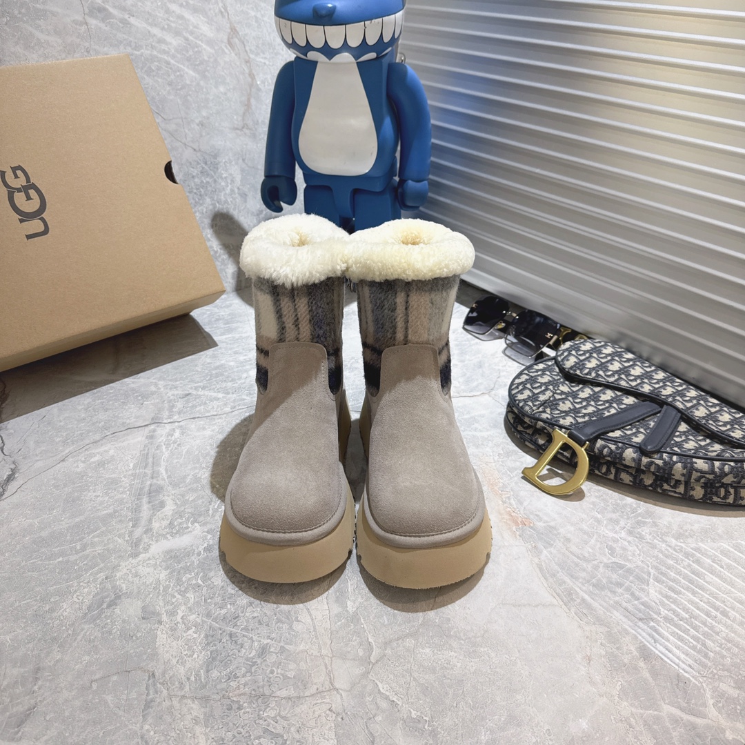 NO:614466,Gaobang Ul’s latest autumn and winter snow boots are now available!  Ugg Alpine series furry shoes and short boots are comfortable and lightweight. They are sueded with decorative stitching and unique color matching plaid. They are both classic and fashionable, allowing you to easily stand out from the crowd. Size 35-40, snow boots, boots19860909高邦 Ul最新款秋冬雪地靴上新啦！ ugg阿尔派系列毛毛鞋 短靴 舒适轻便 翻毛搭配装饰缝线独特的配色格子 即经典又时尚 让你在人群中轻松脱颖而出  码数35-40,雪地靴,boots,Women's Shoes