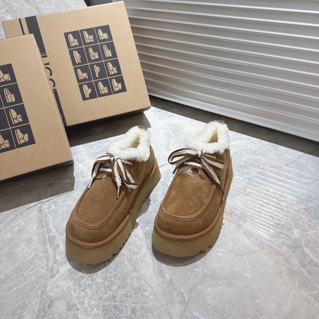 NO:614441,U*G snow boots (available in stock) are a must-have for beauty. They are suitable for long and short outfits in autumn and winter. They are a must-have for women in autumn and winter. They are a must-have for women in autumn and winter. They come from Australia, are versatile and new, MRA grade mocha star wool, top quality. The suede cowhide fabric is a perfect match with the wool. ♂ Simple and generous wide edges, wear-resistant and lightweight foam soles, highlighting the extraordinary and grandeur. It is not afraid of breaking the bottom in extreme cold in winter. It is non-slip and wear-resistant with 5 stars.  Size 35～40, snow boots, boots19860909U*G雪地靴（现货好拿)美媚必选,秋冬长装短装好配衣服,超显身材秋冬女性必备.保暖神器♂源自澳洲,百搭新款,MRA级摩卡星羊毛,顶级品质.反毛牛绒面料,与羊毛里的绝美匹配,♂简单大方的宽边耐磨轻便发泡鞋底,彰显不凡与大气,冬天极寒不怕断底,防滑耐磨5颗星 码数35～40,雪地靴,boots,Women's Shoes