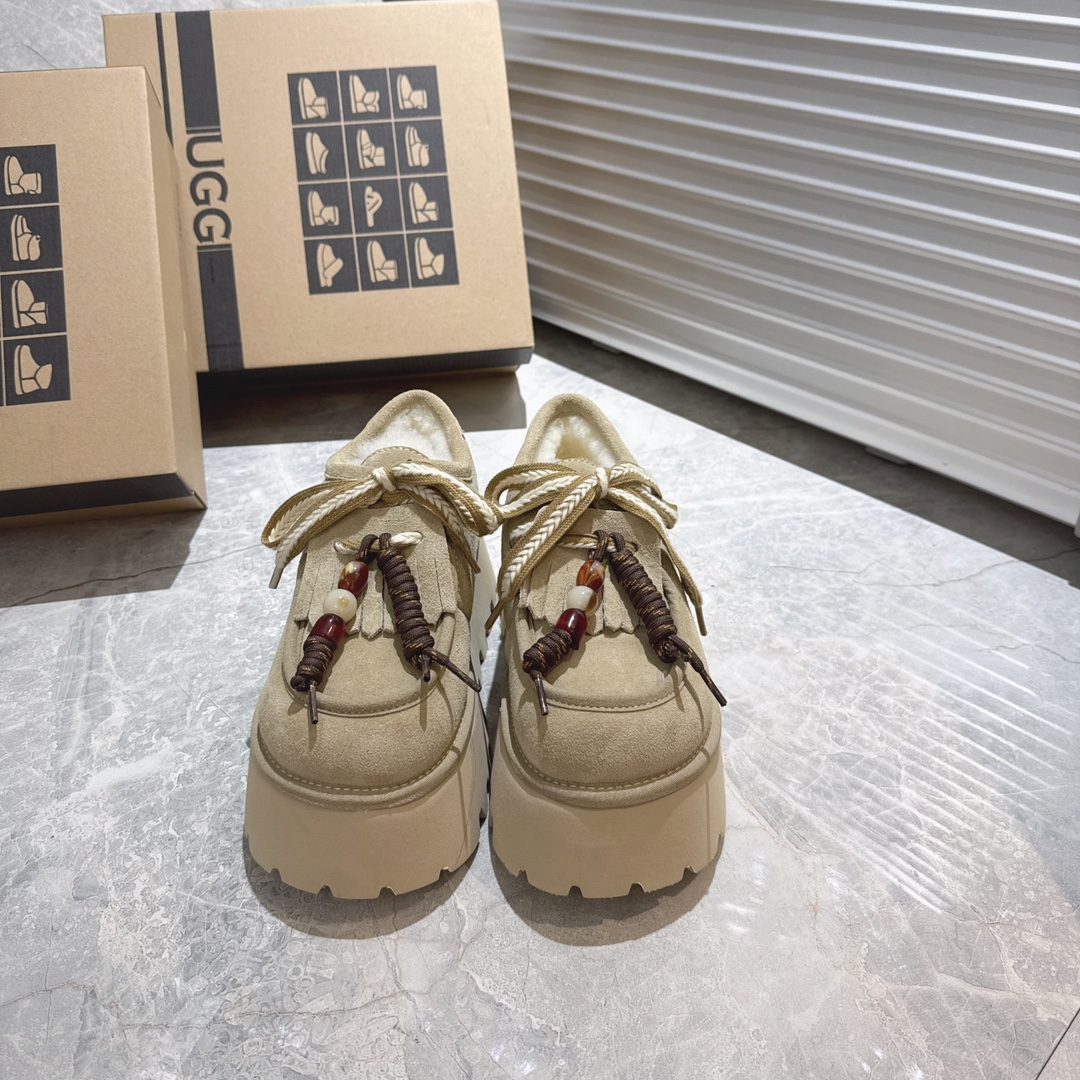 NO:614447,UGG thick-soled lace-up snow boots are a must-have for beauty. They are perfect for long and short outfits in autumn and winter. They are a must-have for women in autumn and winter. They are a must-have for women in autumn and winter. They come from Australia, are versatile and new, MRA-grade mocha star wool, top quality. The suede cowhide fabric is a perfect match with the wool. The simple and generous wide-brimmed wear-resistant and lightweight foam soles highlight the extraordinary and grandeur. They are not afraid of breaking the bottom in extreme cold in winter. They are non-slip and wear-resistant with 5 stars.  Size 35～40, snow boots, boots19860909UGG厚底系带雪地靴 美媚必选,秋冬长装短装好配衣服,超显身材秋冬女性必备.保暖神器♂源自澳洲,百搭新款,MRA级摩卡星羊毛,顶级品质.反毛牛绒面料,与羊毛里的绝美匹配,♂简单大方的宽边耐磨轻便发泡鞋底,彰显不凡与大气,冬天极寒不怕断底,防滑耐磨5颗星 码数35～40,雪地靴,boots,Women's Shoes