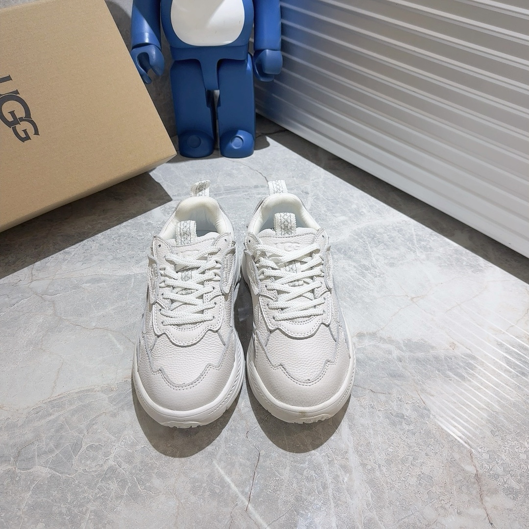 NO:616452,The highest version of UGG, a new and upgraded version of casual lace-up sneakers, retro sneakers + outdoor tone + thick-soled large silhouette. It completely breaks away from our traditional impression of UGG shoes. It is a treasured height-increasing tool. It is ultra-light and ultra-soft. Among sneakers made of first-layer cowhide, the upper foot is so light and soft. To be honest, not many!  The experience of running is like walking in the clouds. The lightweight EVA midsole is very shock-absorbing. It is not as heavy as dad shoes but has the texture of dad shoes. The shoe has large capacity and enough space, which is very comfortable for the feet. It has good wrapping, light and comfortable. A good pair of shoes with no running-in period. Size 36-40 (standard size), casual shoes/sports shoes, sneakers, cowhide19860909最高版UGG 全新升级版休闲系带运动鞋,复古球鞋+户外基调+厚底大廓型 完全跳脱我们对UGG鞋履传统印象,宝藏款增高神器,超轻超软 头层牛皮的运动鞋中,上脚这么轻快柔软的 讲真,不多！ 跑起步来云中漫步的体验 轻质EVA中底减震杠杠滴 不那么像老爹鞋的老爹鞋的厚重 同时拥有老爹鞋的质感 鞋容量大,空间足,非常装脚 包裹性很好,轻便又舒适 一双无磨合期的好鞋 尺码36-40（标准码）,休闲鞋/运动鞋,sneakers,cowhide,Women's Shoes