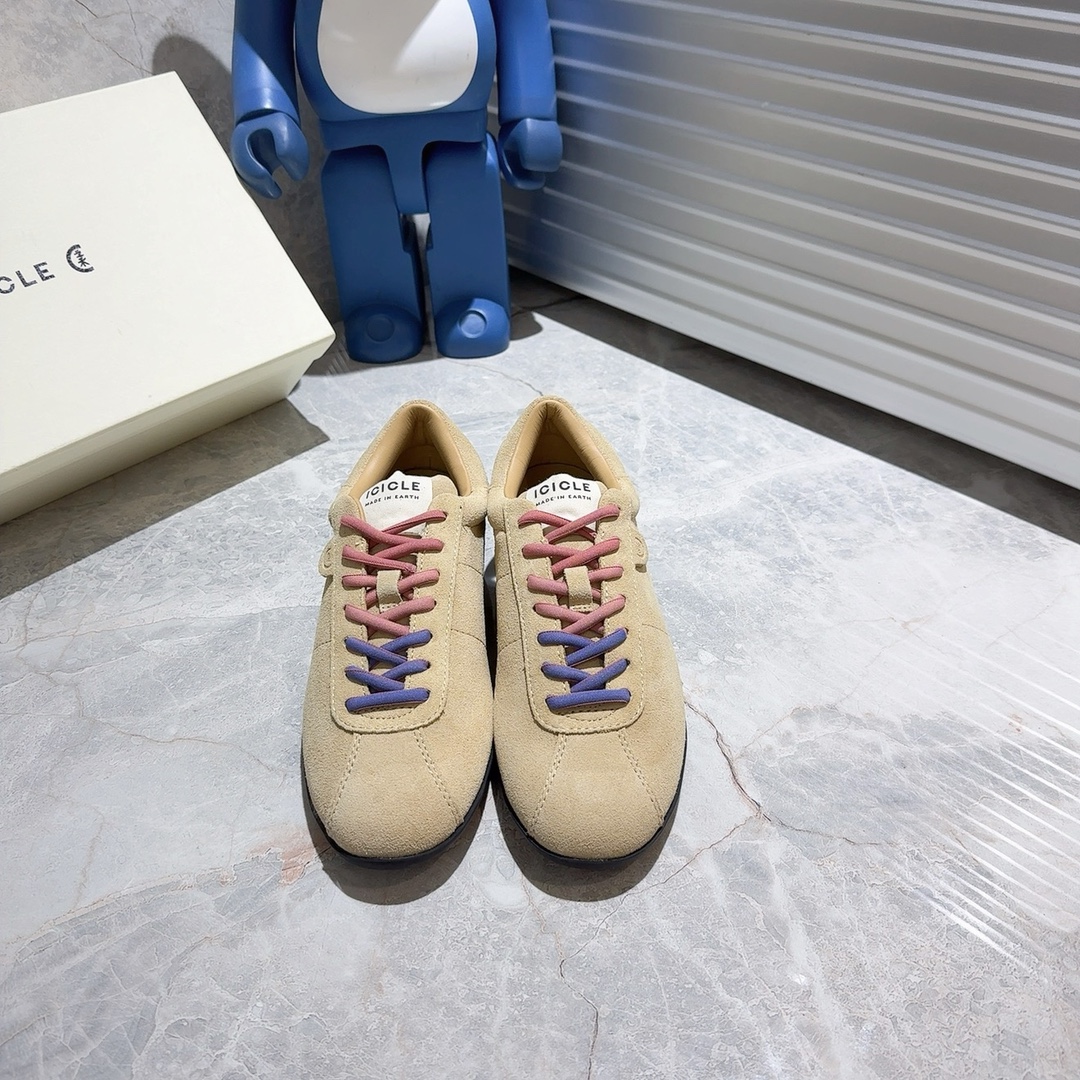 NO:616450,Icicle Original Channel Early Autumn New Dexun Shoes It is said that 'fashion is reincarnation' - this sentence must be heard most by luxury brands. Recommended to friends who like comfort and walk a lot in daily life, this pair of shoes is really the most comfortable, lightest and softest among the shoes I tried this year!  They are very versatile, the shoes are not heavy, and the structural fabric and leather splicing are very layered! They are not bloated and show off your slim legs, they are very comfortable on the feet, easy to match with clothes, and the shoes are not heavy. You will fall in love with these Dexun shoes as soon as you put them on. They are soft and waxy. They are low-key and yet individual. You don’t have to worry about matching problems at all. You can wear them effortlessly with a sense of fashion. They can be worn in the shoe cabinet all year round! The upper is cow suede/cowhide, the inner foot pad is all cow leather, and the original wear-resistant and non-slip rubber sole.  Color maroon, khaki, milky white Size: 35, 36, 37, 38, 39, casual shoes/sports shoes, sneakers, cowhide19860909icicle之禾 原厂渠道 早秋新款德训鞋 都说“时尚是个轮回”——这句话,奢侈品牌肯定是最爱听的.推荐给喜欢舒适度的日常走路比较多的朋友们,这一双脚感真的是今年试穿的鞋子里面最舒适最轻最柔软的一双！非常百搭,鞋子不沉,结构面料真皮拼接又很有层次感!不臃肿非常显腿细,上脚非常舒服,好搭配衣服,而且鞋子也不重.这双德训鞋只要穿上就会爱上TA的软糯,低调又不失个性,完全不用担心搭配问题,毫不费力就能穿出时尚感,一年四季可穿鞋柜必备! 鞋面牛反绒/牛皮,内里垫脚全牛皮,原厂耐磨防滑橡胶底. 颜色栗色,卡其色,乳白 size: 35、36、37、38、39正码,休闲鞋/运动鞋,sneakers,cowhide,Women's Shoes