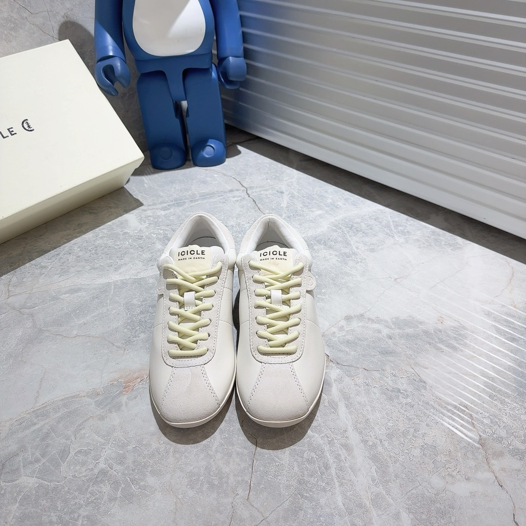 NO:616454,Icicle Original Channel Early Autumn New Dexun Shoes It is said that 'fashion is reincarnation' - this sentence must be heard most by luxury brands. Recommended to friends who like comfort and walk a lot in daily life, this pair of shoes is really the most comfortable, lightest and softest among the shoes I tried this year!  They are very versatile, the shoes are not heavy, and the structural fabric and leather splicing are very layered! They are not bloated and show off your slim legs, they are very comfortable on the feet, easy to match with clothes, and the shoes are not heavy. You will fall in love with these Dexun shoes as soon as you put them on. They are soft and waxy. They are low-key and yet individual. You don’t have to worry about matching problems at all. You can wear them effortlessly with a sense of fashion. They can be worn in the shoe cabinet all year round! The upper is cow suede/cowhide, the inner foot pad is all cow leather, and the original wear-resistant and non-slip rubber sole.  Color maroon, khaki, milky white Size: 35, 36, 37, 38, 39, casual shoes/sports shoes, sneakers, cowhide19860909icicle之禾 原厂渠道 早秋新款德训鞋 都说“时尚是个轮回”——这句话,奢侈品牌肯定是最爱听的.推荐给喜欢舒适度的日常走路比较多的朋友们,这一双脚感真的是今年试穿的鞋子里面最舒适最轻最柔软的一双！非常百搭,鞋子不沉,结构面料真皮拼接又很有层次感!不臃肿非常显腿细,上脚非常舒服,好搭配衣服,而且鞋子也不重.这双德训鞋只要穿上就会爱上TA的软糯,低调又不失个性,完全不用担心搭配问题,毫不费力就能穿出时尚感,一年四季可穿鞋柜必备! 鞋面牛反绒/牛皮,内里垫脚全牛皮,原厂耐磨防滑橡胶底. 颜色栗色,卡其色,乳白 size: 35、36、37、38、39正码,休闲鞋/运动鞋,sneakers,cowhide,Women's Shoes