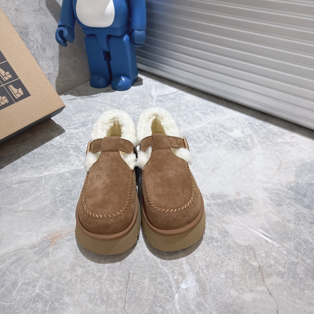 NO:630159,U*G snow boots (available in stock) are a must-have for beauty. They are suitable for long and short outfits in autumn and winter. They are a must-have for women in autumn and winter. They are a must-have for women in autumn and winter. They come from Australia, are versatile and new, MRA grade mocha star wool, top quality. The suede cowhide fabric is a perfect match with the wool. ♂ Simple and generous wide edges, wear-resistant and lightweight foam soles, highlighting the extraordinary and grandeur. It is not afraid of breaking the bottom in extreme cold in winter. It is non-slip and wear-resistant with 5 stars.  Size 35～40, loafers, fur shoes, loafers, boots19860909U*G雪地靴（现货好拿)美媚必选,秋冬长装短装好配衣服,超显身材秋冬女性必备.保暖神器♂源自澳洲,百搭新款,MRA级摩卡星羊毛,顶级品质.反毛牛绒面料,与羊毛里的绝美匹配,♂简单大方的宽边耐磨轻便发泡鞋底,彰显不凡与大气,冬天极寒不怕断底,防滑耐磨5颗星 码数35～40,乐福鞋毛毛鞋,loafers,boots,Women's Shoes