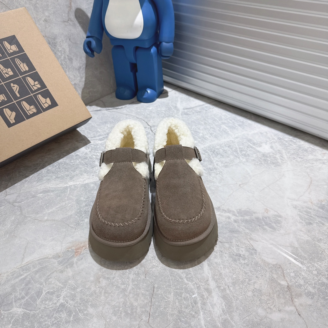 NO:630148,U*G snow boots (available in stock) are a must-have for beauty. They are suitable for long and short outfits in autumn and winter. They are a must-have for women in autumn and winter. They are a must-have for women in autumn and winter. They come from Australia, are versatile and new, MRA grade mocha star wool, top quality. The suede cowhide fabric is a perfect match with the wool. ♂ Simple and generous wide edges, wear-resistant and lightweight foam soles, highlighting the extraordinary and grandeur. It is not afraid of breaking the bottom in extreme cold in winter. It is non-slip and wear-resistant with 5 stars.  Size 35～40, loafers, fur shoes, loafers, boots19860909U*G雪地靴（现货好拿)美媚必选,秋冬长装短装好配衣服,超显身材秋冬女性必备.保暖神器♂源自澳洲,百搭新款,MRA级摩卡星羊毛,顶级品质.反毛牛绒面料,与羊毛里的绝美匹配,♂简单大方的宽边耐磨轻便发泡鞋底,彰显不凡与大气,冬天极寒不怕断底,防滑耐磨5颗星 码数35～40,乐福鞋毛毛鞋,loafers,boots,Women's Shoes