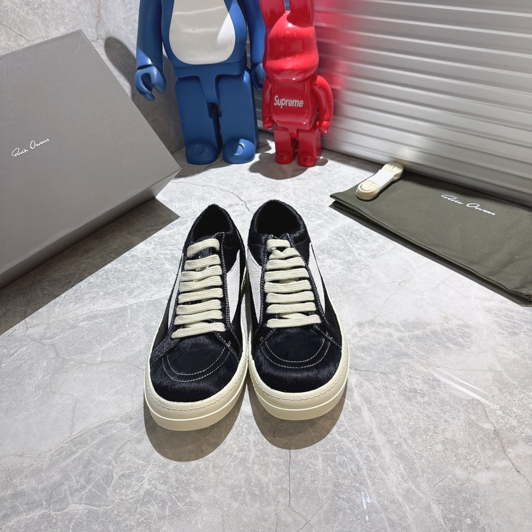 NO:630140,[Rick Owe] Rick Owe's new deerskin infringement VANS replica version is truly consistent with the cabinet. It still continues the previous popularity and the price is still high. The new material is made of nubuck leather and silk sheepskin inside. Simple design. Street style wear is very popular with European and American celebrities. Milky private model TPU outsole original packaging code number 35-46, casual shoes/sports shoes, sneakers, cowhide, sheepskin19860909【Rick Owe】瑞克'欧文斯 新款鹿皮侵权VANS 复刻版本真正做到与柜柜一致 还是延续了之前的热度 价格也居高不下 新款材质采用磨砂皮牛皮 内里丝绸羊皮 简约的设计 街头风的穿搭非常受欧美明星潮人欢迎 奶香私模TPU大底原版包装码数35-46,休闲鞋/运动鞋,sneakers,cowhide,sheepskin,Women's Shoes