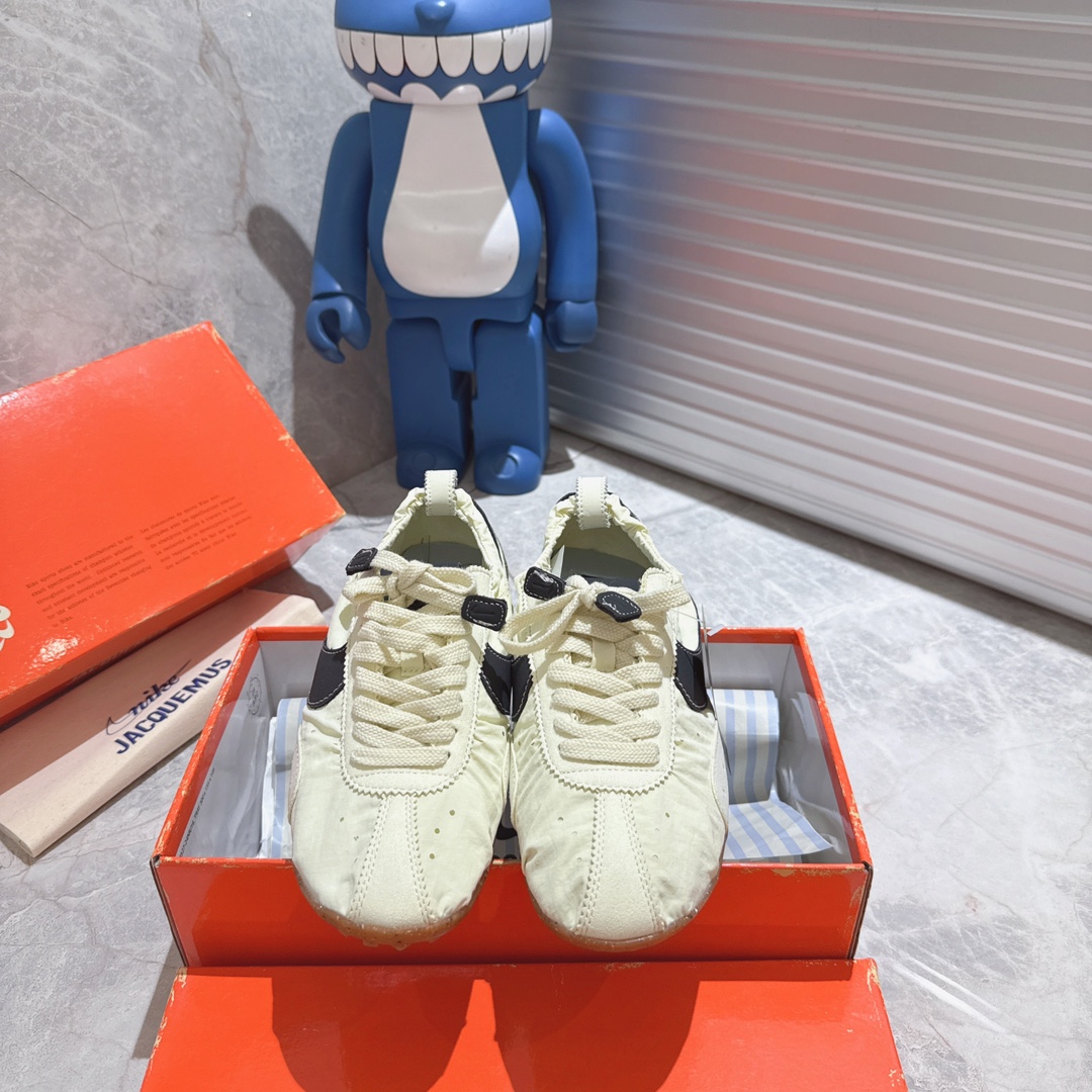 NO:630137,(Pure original) Jacquemus x Nike Moon shoe SP is the latest co-branded hot model. French retro romance, a tasteful and recommended model, with outstanding details and workmanship!  Size 35-45, with original brooch, bag, casual shoes/sports shoes, sneakers, brooch, breastpin19860909（纯原） Jacquemus x Nike Moon shoe SP 最新联名的大爆款 法式复古的浪漫 有品位首推的一款 细节和做工吊打！ 码数35-45 配原版胸针 布袋,休闲鞋/运动鞋,sneakers,brooch，breastpin,Women's Shoes