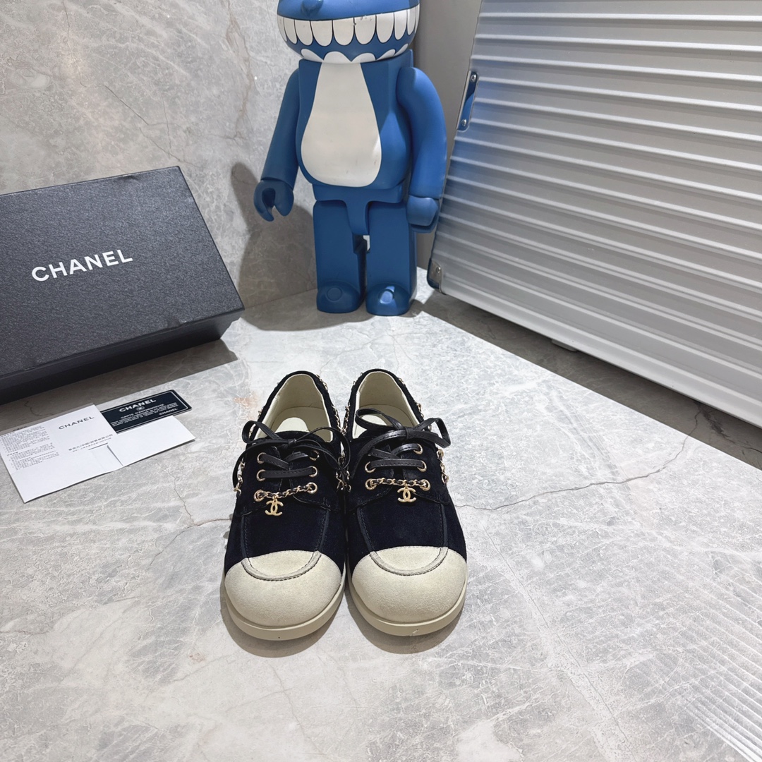 NO:669340,Chanel Chanel 26C early spring latest color-blocked suede loafers are planted by many celebrity fashion bloggers. The soles are super soft and extremely comfortable. The feet do not hurt after walking thousands of steps. Xiaoxiang's pair of flat casual shoes can be said to be the most designed shoes in the past few years. The clever choice of leather and chain is unique and chic. I fell in love with the suede color-blocking. It is versatile for daily use. The most important thing is that it uses soft soles, which are super comfortable and easy to wear.  As long as you try it on your feet, you will be surprised. It is a rare shoe that combines comfort, style, and versatility so well. The upper is high-mercerized cowhide, mixed sheepskin lining, and the original open-molded wear-resistant rubber outsole Size 35-41 (40 41 customization is non-refundable). Loafers, chanel, chanel, loafers, cowhide, sheepskin, chamois leather19860909Chanel 香奈儿26C早春最新款拼色麂皮 乐福鞋 超多明星时尚博主种草 鞋底超软 无比舒适的豆豆鞋 日行万步脚不疼 小香这双平底休闲鞋 可以说是这几年最具设计感的鞋子了 巧妙选用皮穿链条个性别致 一眼就爱上 麂皮拼色 日常又百搭 最最主要是选用了柔软的鞋底 超级舒服好穿 只要上脚试穿都会很惊喜 是难得将舒适 洋气 百搭融合得这么好的一款鞋鞋面高丝光牛皮 混种羊皮里 原版开模耐磨生胶大底Size35-41(40 41定制不退换),乐福鞋,chanel,chanel,loafers,cowhide,sheepskin,chamois leather,Women's Shoes