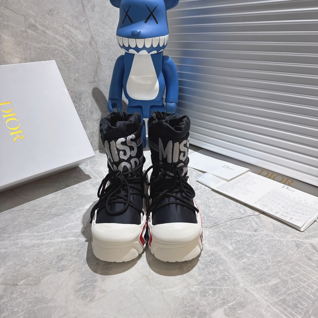 NO:669329,Maoliwangli Dior Dior 25ss new autumn and winter wool warm short boots snow boots. One of the indispensables in the cold winter. You will not regret it if you close your eyes. The upper is very comfortable and super warm. The upper is customized and imported high mercerized smooth cow suede. The lining is customized and imported wool. The sole is molded ZP outsole. The size is 35-39 (40 41 custom-made and non-refundable). Snow boots, dior, dior, boots19860909毛里网里 Dior 迪奥 25ss秋冬新款羊毛保暖短靴雪地靴 冬日凛凛 不可缺之一,闭眼入都是不会后悔·上脚非常舒服超保暖 鞋面定制进口高丝光牛反绒 内里定制进口羊毛 鞋底开模ZP大底 码数35-39（40 41订做不退换）,雪地靴,dior,dior,boots,Women's Shoes