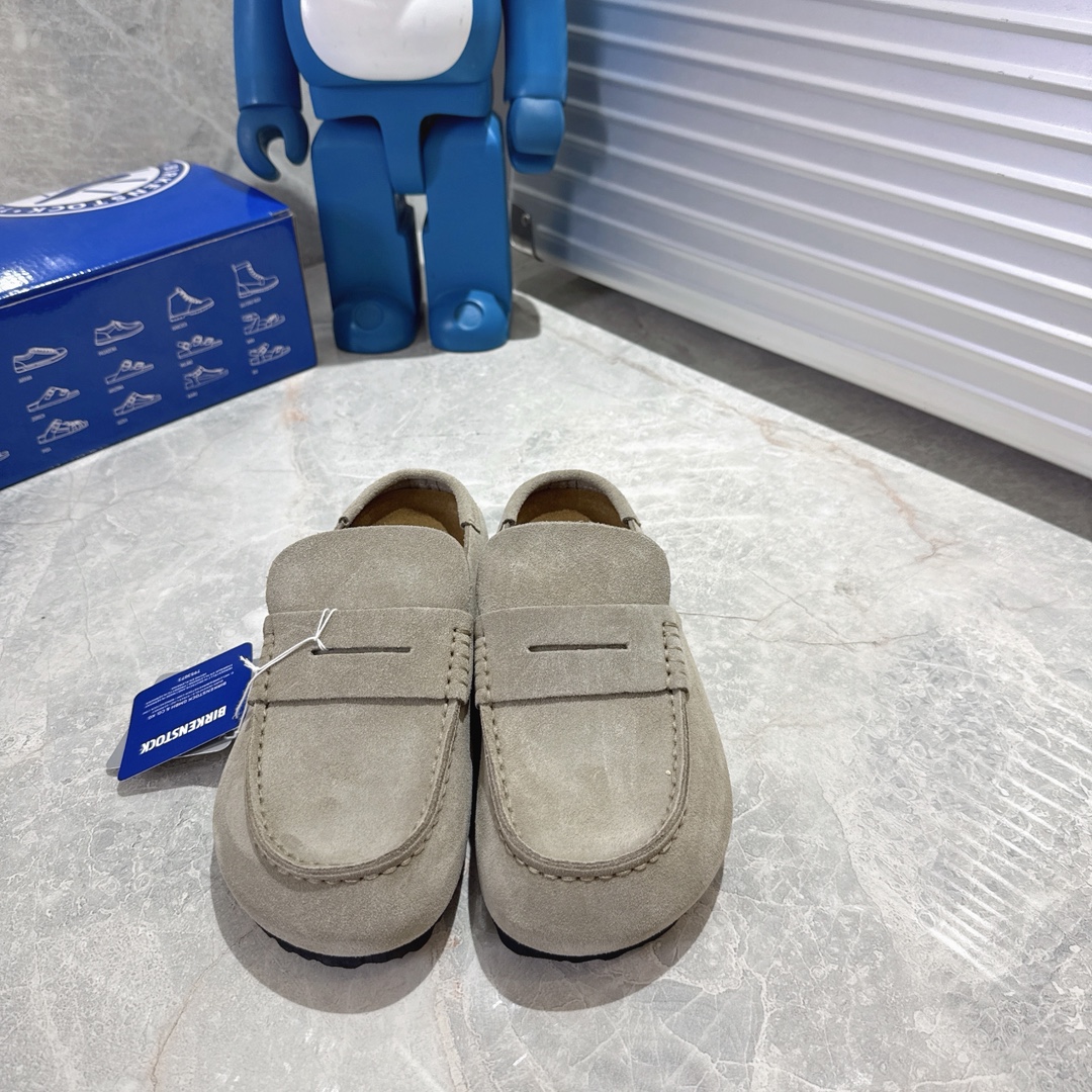 NO:725937,BIRKENSTOCK Naples Toe-Toe Slippers This year, Birkenstock also brings a new shoe model Naples. The design of penny loafers is incorporated into the classic style of half-toe slippers. A narrow version replaces the previous wide version. The characteristic moccasin stitching outlines the three-dimensional outline. The cow leather upper is carefully polished, skin-friendly and breathable. The slightly rough touch presents an ingenious texture. The warmth of hand-stitching is hidden in the folds.  What irritates me the most is the leather strap on the shoe. The slender slotted design is like an 'invisible belt' for the shoe, making the already neat shoe shape more refined. The buckle is a matte metallic color, which is not exaggerated but gives the whole pair of shoes a touch of 'effortless luxury' - after all, Birkenstock's classics have never relied on fancy decorations, but on the confidence of 'wearing comfort into style'. 'The secret of not feeling tired after walking 20,000 steps is hidden in the details.'  As a migrant worker who walks 8,000 steps every day, I have extremely high requirements for the 'supporting capacity' of shoes. The arch support of this pair of Birkenstocks is perfect, and the slightly upward curvature of the forefoot just supports the toes. The cork pad on the heel feels like stepping on cotton. Even my flat feet do not feel sore after walking for a long time. The most surprising thing is the sole - it looks like a thick rubber sole, but it rebounds with a 'feeling' when walking.  These Birkenstock genuine leather slippers are made of genuine leather, which has a delicate touch and feels super comfortable on the feet. The toe design is both retro and fashionable, and the half-cup style adds a casual sense of casualness. The fabric is made of 2.8-3.0 thick-soled first-layer cowhide. This cowhide needs to be made from a water factory, which is very time-consuming and labor-intensive, so there are many in the market to save trouble.  It is made of two layers of leather. The footbed is the soul of this shoe. It is made of pure natural cork and is made of one-time die-casting and injection molding. It has very high physical properties. It is not only breathable, comfortable but also light. In addition, the curvature fits the arch of the foot, and the cork latex has a certain shrinkage. It can fit the foot shape after long-term wear, making walking effortless. The middle leather is made of cow suede, which can absorb sweat to the greatest extent and provide the necessary friction to prevent sliding. The outsole is made of very  Lightweight EVA material, high resilience and tension, good shock resistance and cushioning. Fabric imported high mercerized suede cowhide, foot cowhide suede, medium leather cowhide suede Outsole: EVA anti-slip and wear-resistant outsole Size 35-44 Original box packaging for men and women, half drag, birkenstock, loafers, slippers, cowhide19860909BIRKENSTOCK Naples包头拖鞋 今年Birkenstock 自家也带来全新鞋款Naples 在半包拖鞋的经典款式中融入了便士乐福鞋的设计 以窄版的姿态取代过往宽阔的版型 特色莫卡辛缝线勾勒立体轮廓 牛皮革鞋面经由精心打磨,亲肤透气 略带粗粝的触感呈现匠心质地 褶皱里藏着手工缝制的温度 最戳我的是鞋面上的那道皮质饰带,细长的开槽设计像给鞋子系了条「隐形腰带」,把原本就利落的鞋型衬得更精致.搭扣是哑光的金属色,不夸张却让整双鞋多了丝「不费力的高级」——毕竟勃肯的经典,从来不是靠花里胡哨的装饰,而是「把舒适穿成风格」的底气.  「走两万步都不喊累的秘密,藏在细节里」 作为每天通勤要走8000步的打工人,对鞋子的「承托力」要求极高.这双勃肯的足弓支撑绝了前掌微微上翘的弧度刚好托住脚趾,后跟的软木垫像踩在棉花里,连我这种扁平足走久了都没酸. 最惊喜的是鞋底——看似厚重的橡胶底,走路时却带着「踩屎感」的回弹. 这款勃肯真皮拖鞋采用真皮材质,触感细腻,穿上脚感觉超级舒适.包头设计既复古又时尚,半托的款式更是增添了一丝随性的休闲感. 面料采用2.8-3.0厚底的头层牛皮,此牛皮需要从水厂开始做皮,非常的费时费事,所以市场很多为了省事 就采用两层皮料贴合的.脚床是此款鞋子的灵魂,采用纯天然软木一次性压铸射出成型,物性非常的高,不 但透气舒适还轻便,再加上弧度贴合脚弓,而且软木乳胶有一定的收缩性,长时间穿着后能贴合脚型,让走 路毫不费劲.中皮采用牛翻毛,能最大程度的吸汗还能提供必要的摩擦力,不会让走路滑动.大底采用非常 轻便EVA材质,回弹性和张力高,具有良好的防震性和缓冲性. 面料进口高丝光反绒牛皮 垫脚牛反绒 中皮牛反绒 大底: EVA防滑耐磨大底 码数35-44原盒包装男女同款,半拖,birkenstock,loafers,slippers,cowhide,Women's Shoes
