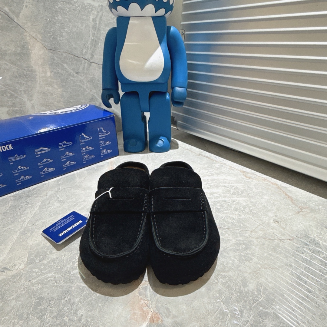 NO:725923,BIRKENSTOCK Naples Toe-Toe Slippers This year, Birkenstock also brings a new shoe model Naples. The design of penny loafers is incorporated into the classic style of half-toe slippers. A narrow version replaces the previous wide version. The characteristic moccasin stitching outlines the three-dimensional outline. The cow leather upper is carefully polished, skin-friendly and breathable. The slightly rough touch presents an ingenious texture. The warmth of hand-stitching is hidden in the folds.  What irritates me the most is the leather strap on the shoe. The slender slotted design is like an 'invisible belt' for the shoe, making the already neat shoe shape more refined. The buckle is a matte metallic color, which is not exaggerated but gives the whole pair of shoes a touch of 'effortless luxury' - after all, Birkenstock's classics have never relied on fancy decorations, but on the confidence of 'wearing comfort into style'. 'The secret of not feeling tired after walking 20,000 steps is hidden in the details.'  As a migrant worker who walks 8,000 steps every day, I have extremely high requirements for the 'supporting capacity' of shoes. The arch support of this pair of Birkenstocks is perfect, and the slightly upward curvature of the forefoot just supports the toes. The cork pad on the heel feels like stepping on cotton. Even my flat feet do not feel sore after walking for a long time. The most surprising thing is the sole - it looks like a thick rubber sole, but it rebounds with a 'feeling' when walking.  These Birkenstock genuine leather slippers are made of genuine leather, which has a delicate touch and feels super comfortable on the feet. The toe design is both retro and fashionable, and the half-cup style adds a casual sense of casualness. The fabric is made of 2.8-3.0 thick-soled first-layer cowhide. This cowhide needs to be made from a water factory, which is very time-consuming and labor-intensive, so there are many in the market to save trouble.  It is made of two layers of leather. The footbed is the soul of this shoe. It is made of pure natural cork and is made of one-time die-casting and injection molding. It has very high physical properties. It is not only breathable, comfortable but also light. In addition, the curvature fits the arch of the foot, and the cork latex has a certain shrinkage. It can fit the foot shape after long-term wear, making walking effortless. The middle leather is made of cow suede, which can absorb sweat to the greatest extent and provide the necessary friction to prevent sliding. The outsole is made of very  Lightweight EVA material, high resilience and tension, good shock resistance and cushioning. Fabric imported high mercerized suede cowhide, foot cowhide suede, medium leather cowhide suede Outsole: EVA anti-slip and wear-resistant outsole Size 35-44 Original box packaging for men and women, half drag, birkenstock, loafers, slippers, cowhide19860909BIRKENSTOCK Naples包头拖鞋 今年Birkenstock 自家也带来全新鞋款Naples 在半包拖鞋的经典款式中融入了便士乐福鞋的设计 以窄版的姿态取代过往宽阔的版型 特色莫卡辛缝线勾勒立体轮廓 牛皮革鞋面经由精心打磨,亲肤透气 略带粗粝的触感呈现匠心质地 褶皱里藏着手工缝制的温度 最戳我的是鞋面上的那道皮质饰带,细长的开槽设计像给鞋子系了条「隐形腰带」,把原本就利落的鞋型衬得更精致.搭扣是哑光的金属色,不夸张却让整双鞋多了丝「不费力的高级」——毕竟勃肯的经典,从来不是靠花里胡哨的装饰,而是「把舒适穿成风格」的底气.  「走两万步都不喊累的秘密,藏在细节里」 作为每天通勤要走8000步的打工人,对鞋子的「承托力」要求极高.这双勃肯的足弓支撑绝了前掌微微上翘的弧度刚好托住脚趾,后跟的软木垫像踩在棉花里,连我这种扁平足走久了都没酸. 最惊喜的是鞋底——看似厚重的橡胶底,走路时却带着「踩屎感」的回弹. 这款勃肯真皮拖鞋采用真皮材质,触感细腻,穿上脚感觉超级舒适.包头设计既复古又时尚,半托的款式更是增添了一丝随性的休闲感. 面料采用2.8-3.0厚底的头层牛皮,此牛皮需要从水厂开始做皮,非常的费时费事,所以市场很多为了省事 就采用两层皮料贴合的.脚床是此款鞋子的灵魂,采用纯天然软木一次性压铸射出成型,物性非常的高,不 但透气舒适还轻便,再加上弧度贴合脚弓,而且软木乳胶有一定的收缩性,长时间穿着后能贴合脚型,让走 路毫不费劲.中皮采用牛翻毛,能最大程度的吸汗还能提供必要的摩擦力,不会让走路滑动.大底采用非常 轻便EVA材质,回弹性和张力高,具有良好的防震性和缓冲性. 面料进口高丝光反绒牛皮 垫脚牛反绒 中皮牛反绒 大底: EVA防滑耐磨大底 码数35-44原盒包装男女同款,半拖,birkenstock,loafers,slippers,cowhide,Women's Shoes