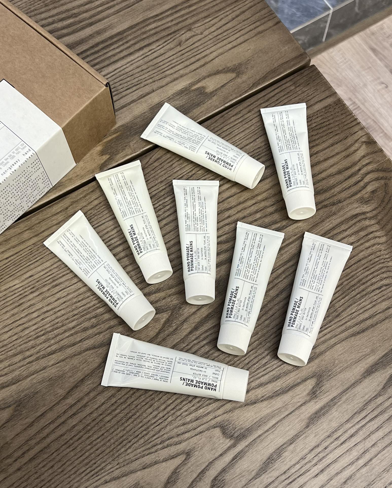 姐妹们！把握现有资源，能买到就是赚到！这次这款限量版只有法国本土专柜才有的大大礼盒惊喜！真的非常稀缺‼️一盒里面八只装！无忧使用！也可以分享给好 4