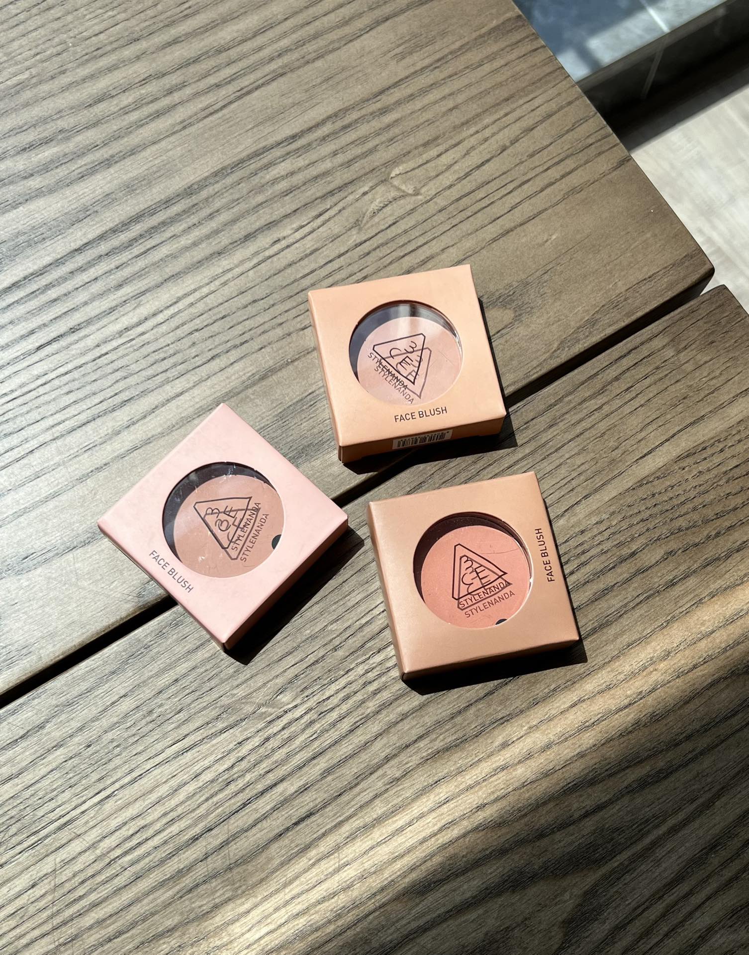 NO:809061,3ce Blush Single Block Contouring Blush is here. Girls, come and check it out with me!  3CE’s single-color blush is definitely the secret weapon for creating a charming makeup look!  The blushes in this series of 3CE not only have high color saturation and long-lasting makeup effect, but also have a fine and silky texture, which is easy to apply and natural, allowing you to have a beautiful makeup easily!  Whether it’s daily light makeup or heavy makeup, you can hold it!  Three colors for you to choose #MONO PINK 'Nude pink' 'Pink and white, full of girly feeling' #ROSE BEIGE 'Peach orange' 'Versatile for daily use, heart-stealing peach orange' #NUDE PEACH 'Nude beige' 'Light milky apricot tone, natural fake makeup', makeup198609093ce腮红单块修容腮红来啦女生们快跟我一起看看吧！3CE的单色腮红,绝对是打造迷人妆容的秘密武器！ 3CE这个系列的腮红不仅颜色饱和度高,上妆效果持久,而且质地细腻丝滑,容易上妆又自然,让你轻松拥有美丽的妆容！无论是日常清透妆还是浓妆艳抹都能hold住！ 三款色号任你喜欢 #MONO PINK「裸粉色」 “粉嫩显白 少女感十足” #ROSE BEIGE「蜜桃橘」 “日常百搭 偷心蜜桃橘” #NUDE PEACH「裸米色」 “浅浅奶杏调 自然伪素颜”,彩妆,accessory